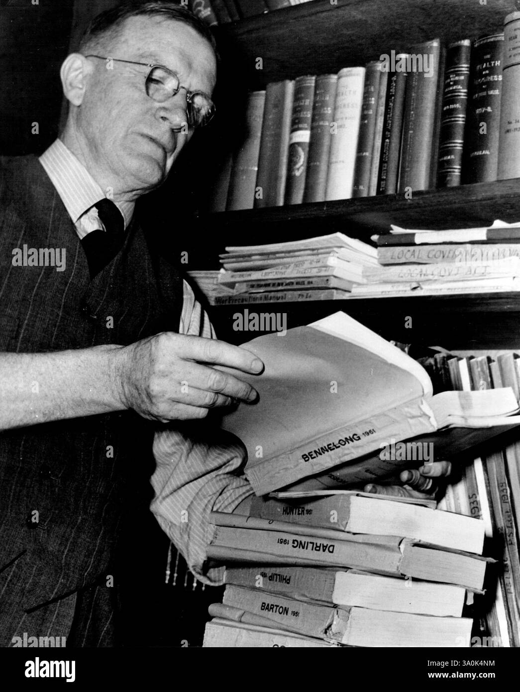 Mr. Edward Bennetts, N.S.W. Wahlkommissar, überprüft die Wahllisten für die kommenden Wahlen. Januar 1953. (Foto: Kenneth Charles Redshaw/Fairfax Media). Stockfoto