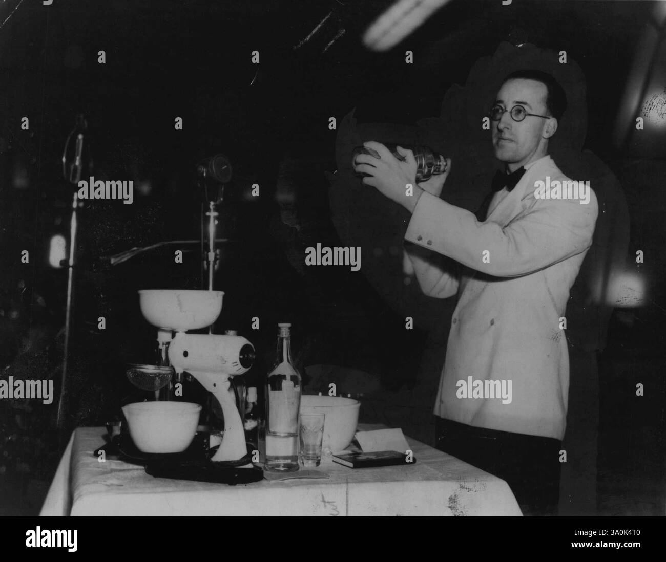Leon der Cocktail ***** Wer wird in ***** sein Von der American Bar bei den neuen Tonnen der Ball zum ***** . Verschiedene Getränke - Cocktails. 31. Dezember 1937. Stockfoto