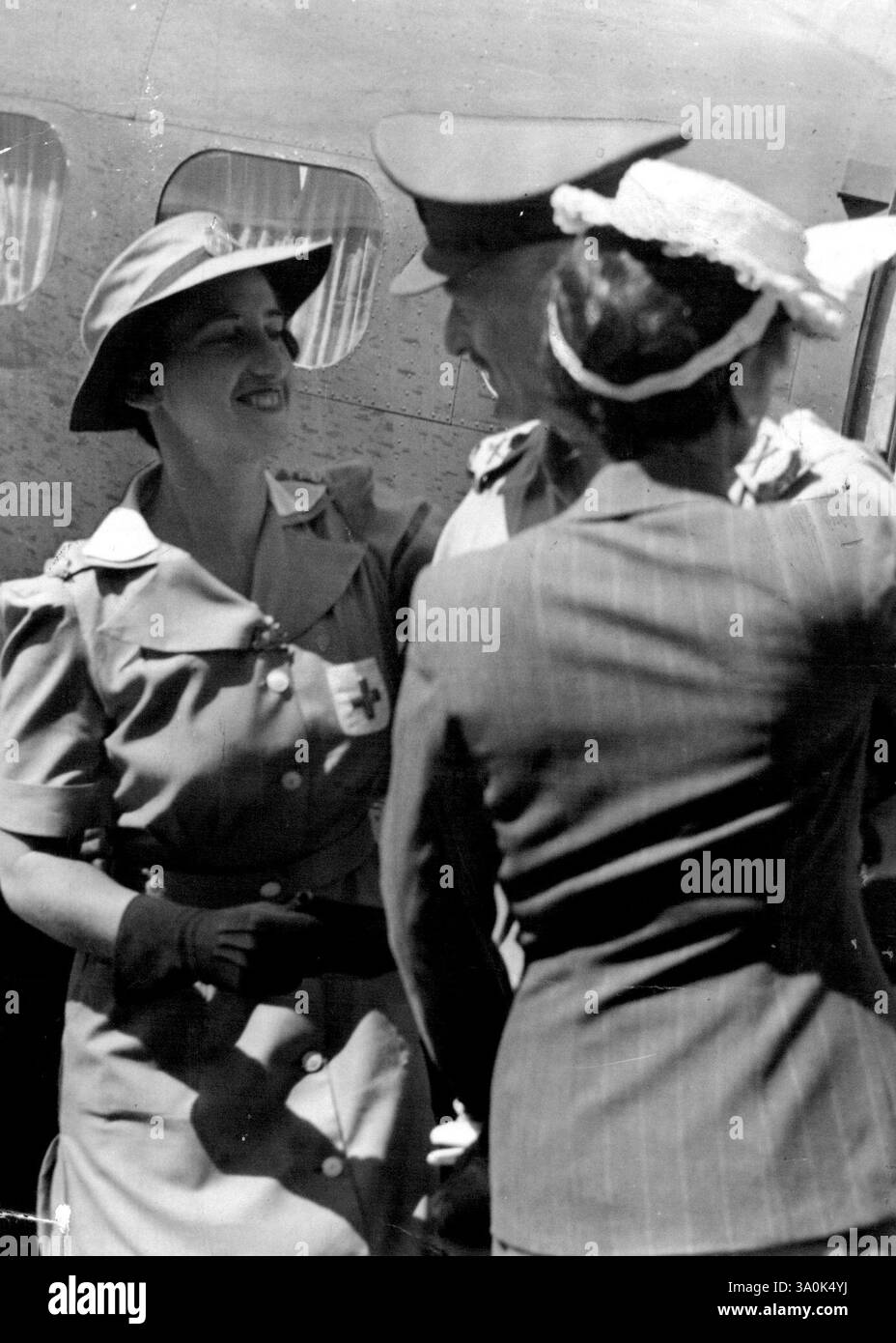 General Bennett wird von seiner Frau und seiner Tochter (links) bei seiner Rückkehr nach Australien begrüßt, nachdem er aus Singapur geflohen war. Am 2. März 1942 wurde Generalmajor H. Gordon Bennett, C.B., C.M.G., D.S.O., V.D., der späte General Officer der 8. Aust Division und der AIF Malaya, vor kurzem aus Singapur geflohen, flog von ***** Nach Melbourne, um ins Kriegskabinett zurückzukehren. In Australien wurde er nach seiner Flucht von Frau und Tochter begrüßt. Später brach der umstrittene Sturm, immer noch Präsidenten. März 1942. Stockfoto