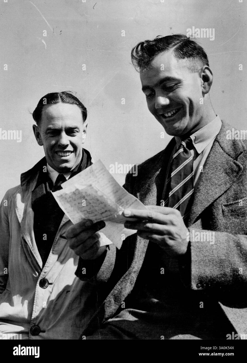 The Other Bedser - Eric, Zwillingsbruder des englischen Bowlers Alec, fotografiert bei der Ankunft in Melbourne. Er liest einen Brief seines Bruders. Es wurde direkt aus Perth vom viktorianischen Ian Johnson gebracht. Oktober 1946. Stockfoto