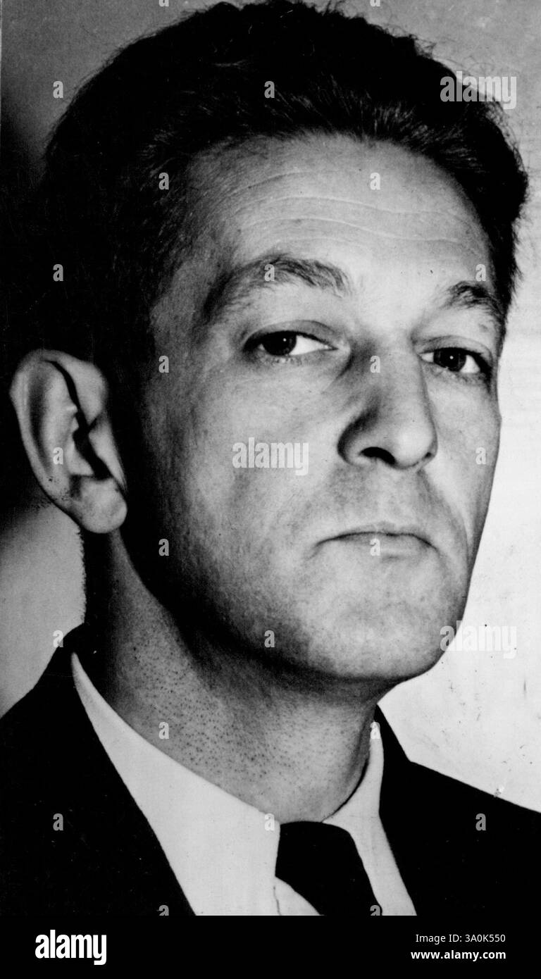 Amerikanischer Künstler, der von französischen Beamten interniert wurde – Franz Bergmann weithin bekannter Künstler und Schöpfer mehrerer Wandmalereien auf der Golden Gate International Exposition. Wurde in Frankreich interniert. Bergmann, geboren in Wien, mit ersten amerikanischen Staatsangehörigkeitspapieren und einer Wiedereinreisegenehmigung, war gezwungen, auf einer Welttournee, die dem österreichischen Wanschluss folgte, einen deutschen Pass zu benutzen.“ April 1946. (Foto von ACME Pictures) Stockfoto