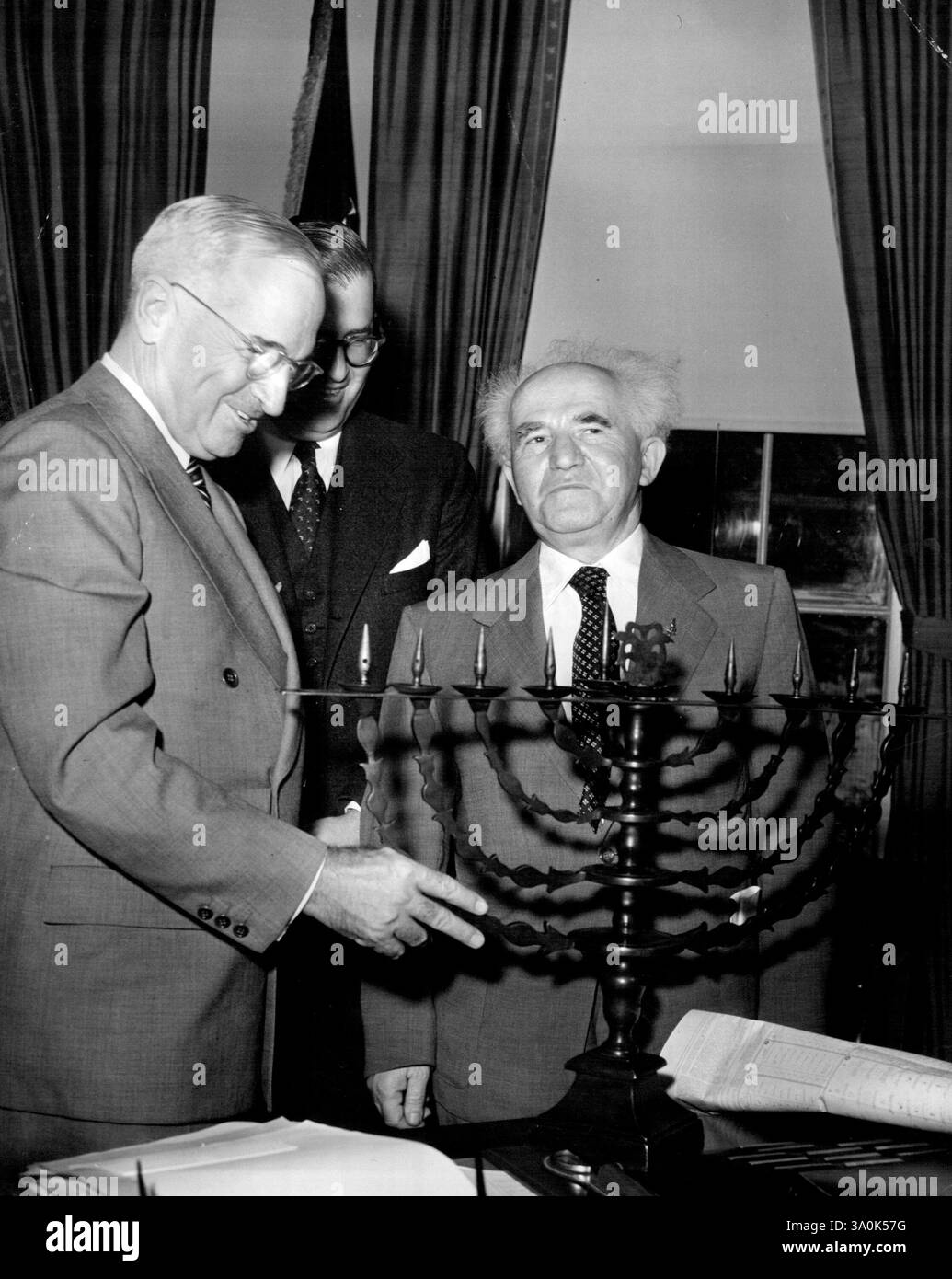 Der israelische Premierminister David Ben-Gurion besucht die Vereinigten Staaten zu einem dreiwöchigen inoffiziellen Besuch in den wichtigsten Städten und den Entwicklungsprojekten der Behörde des Tennessee Valley. Während seiner Reise kündigte der Staat Israel seine erste unabhängige Anleihe an, um seinen dritten Jahrestag der Unabhängigkeit zu feiern. Premierminister Ben-Gurion (rechts) wird im Weißen Haus gezeigt und präsentiert ein ***** 1767 wurde Harry S. Truman, Präsident der Vereinigten Staaten von Amerika, zu seinem Geburtstag. Im Zentrum steht Abba Eban, Botschafter Israels in den Vereinigten Staaten. Juni 1951. (Foto von United S Stockfoto