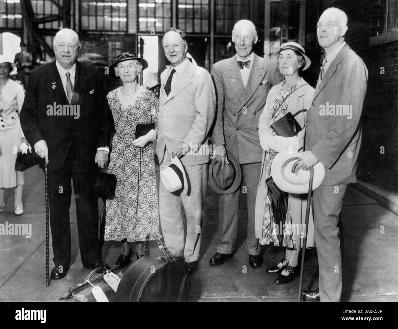 Eine Gruppe britischer Ärzte, die am 8. August ankamen, hoffte, sie würden eine Maschinengewehrschlacht oder zumindest eine Art Thriller sehen. Sie waren enttäuscht. Einer erklärte, dass er bei einem Besuch im Jahr 1926 eine solche Schlacht gesehen habe. Die Gruppe ist auf dem Weg zu einem Treffen der britischen Ärztekammer in Melbourne, Australien. Sie sind (von links nach rechts) Sir Henry Gouvain, Sir Eiven MacClean, Mrs. N. Bishop Hannon und Dr. N. Bishop Hannon. September 1935. (Foto von zugehörigem Pressefoto). Stockfoto