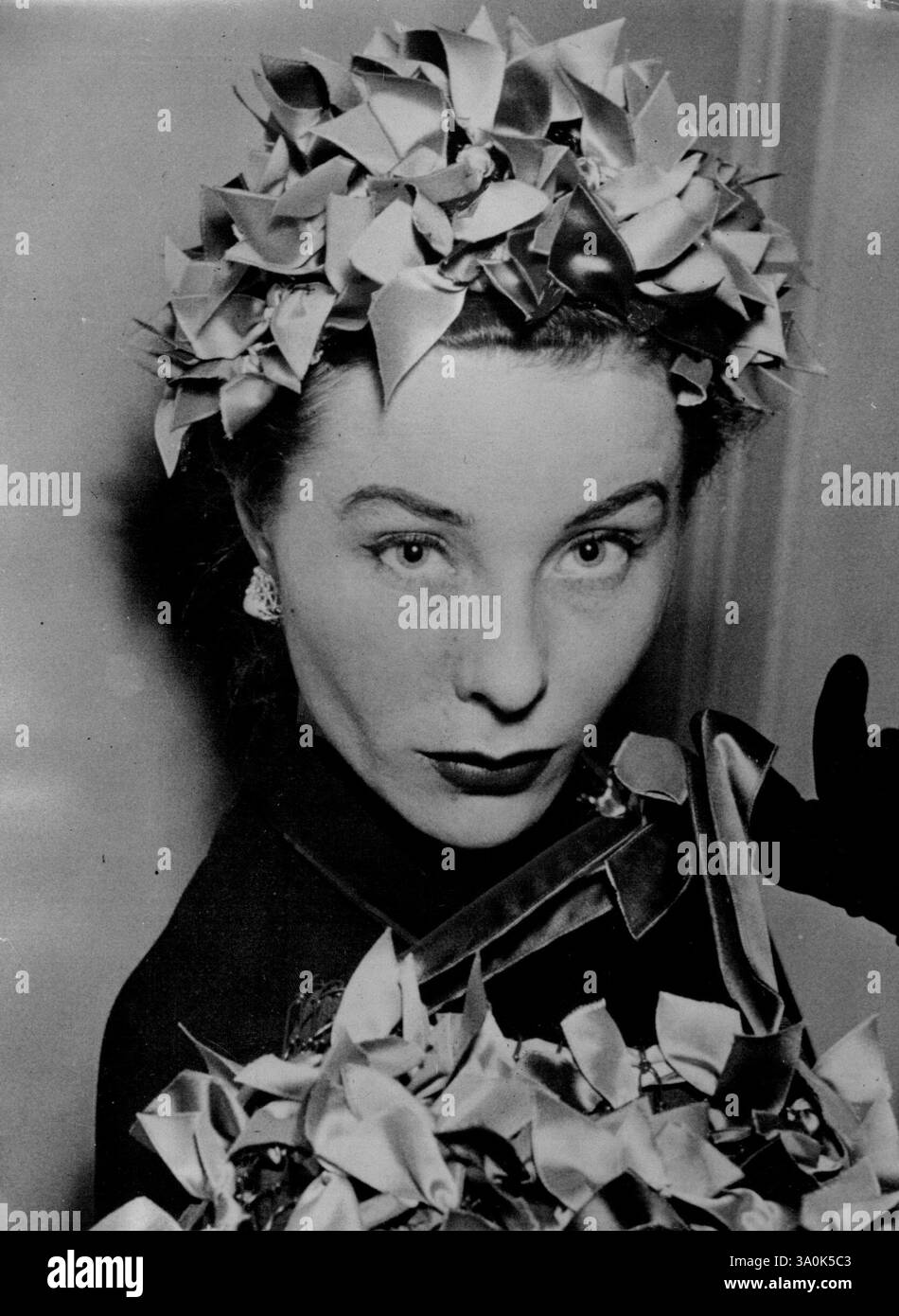 Sie ist die nächste für Aly Khan - Bettina, ehemalige Puppe, von der französische Kreise als nächste Frau für Aly Khan sprechen. Aly ist jetzt in Südfrankreich, wo seine Ex-Frau, die amerikanische Filmschauspielerin, einen kurzen Aufenthalt mit den beiden Kindern genießt. November 1955. Stockfoto