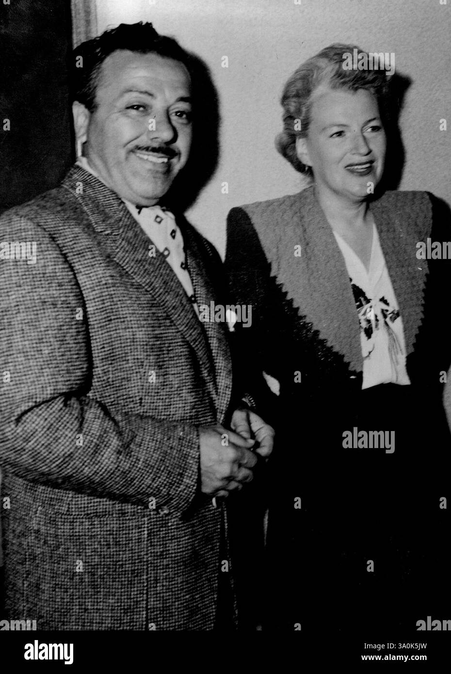 Gracie Fields und Ehemann Monty Banks. Monty Banks, der Ehemann des Regisseurs von Gracie Fields, starb gestern plötzlich in einem Zug in der Nähe von Sempioni, Italien, während er und seine Frau auf dem Weg zu ihrem Haus nach Capri waren. Gracie Fields heiratete Monty Banks im März 1940 in Hollywood. Es war jeweils eine zweite Ehe. Juni 1945. (Foto von Australian Associated Press) Stockfoto Gracie Fields und Ehemann Monty Banks. Monty Banks, der Ehemann des Regisseurs von Gracie Fields, starb gestern plötzlich in einem Zug in der Nähe von Sempioni, Italien, während er und seine Frau auf dem Weg zu ihrem Haus nach Capri waren. Gracie Fields heiratete Monty Banks im März 1940 in Hollywood. Es war jeweils eine zweite Ehe. Juni 1945. (Foto von Australian Associated Press) Stockfoto