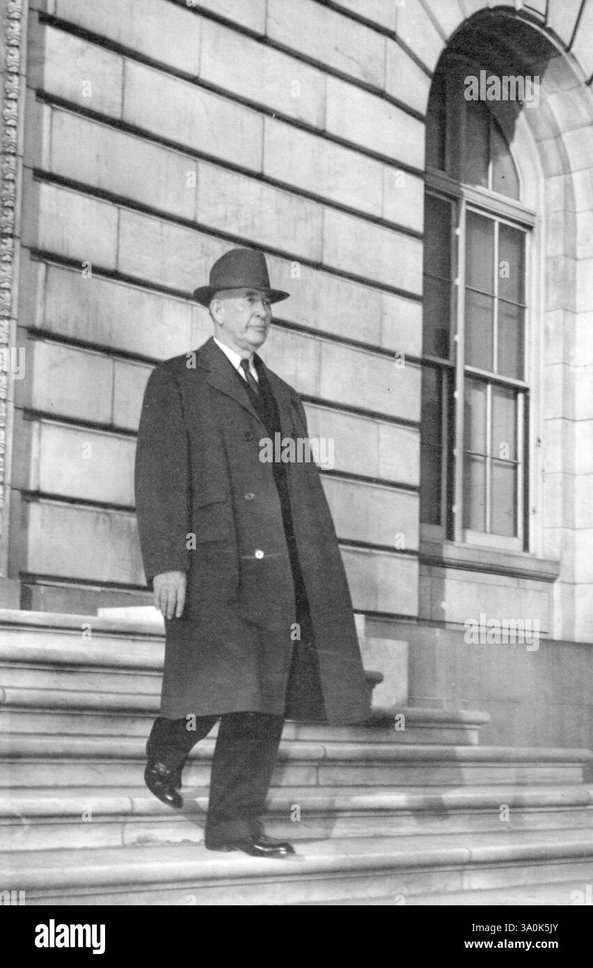 Barkley geht raus – Senator Alben W. Barkeley (D-Ky.), Mehrheitsführer des Senats, läuft allein die Stufen des Senatsgebäudes hinunter, nachdem er erklärt hatte, sein Amt aus bitterem Protest gegen Präsident Roosevelts Veto gegen das Steuergesetz des Kongresses zurückzutreten. Senator Barkley war 12 Jahre lang ein treuer Unterstützer der Regierung gewesen, bis zu seinem dramatischen Bruch mit dem „Hite House over the Veto“. Februar 1944. (Foto von zugehörigem Pressefoto). Stockfoto