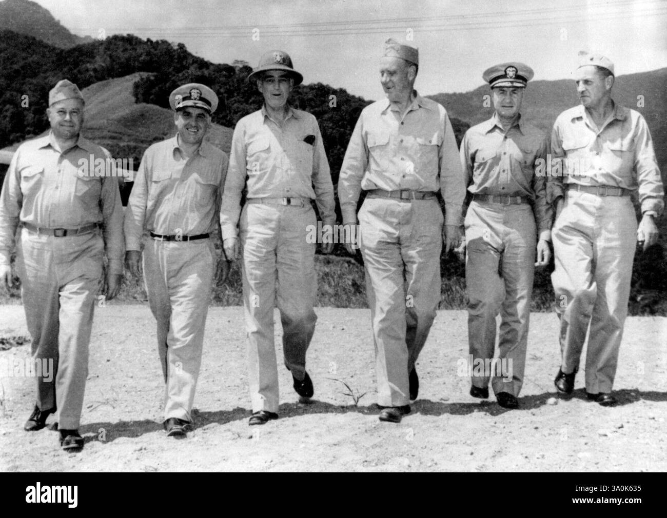 Marineführer in der philippinischen Invasion -- hochrangige Offiziere der dritten und siebten Flotte der Marine zusammen bei einem Treffen im fortgeschrittenen alliierten Marinestützpunkt, Seventh Fleet, als die Vorbereitungen für die Invasion der Philippinen am 20. Oktober getroffen wurden. Von links nach rechts: Commodore Homer W. Graf, Stabschef der 7. Flotte; von hinten ADM Daniel E. Barbey, Kommandeur der 7. Flotte der Amphibienkräfte; von hinten ADM. T. C. Kinkaid, Kommandeur der alliierten Marinestreitkräfte im Südwesten des Pazifiks; von hinten ADM. T. S. Wilkinson, Kommandeur der 3. Flotte; von Forest P. Sherman, stellvertretender Stabschef des Pazifischen Ozeans; B Stockfoto