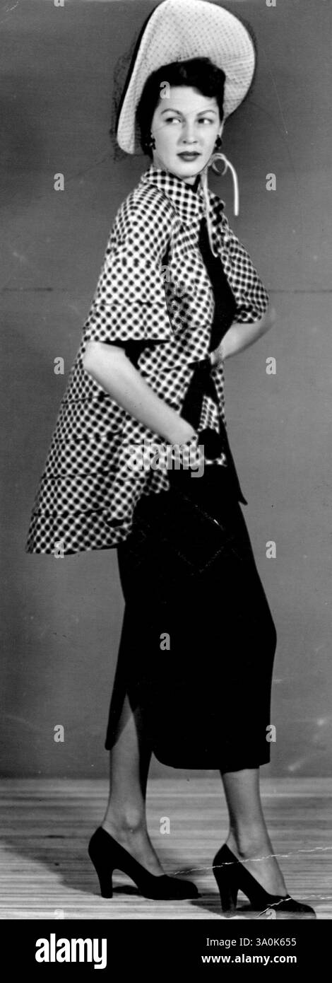 Judy Barraclough (oben) ist dunkelhaarig, olivhäutig. Ihre Größe ist 1,80 cm, Taille 22, Hüfte 36, Brust 35. Etwas Neues in der Rennmode ist dieses importierte Modell (links) mit einem Bleistift-schmalen schwarzen Wollrock und einem schwingenden schwarz-weißen Stufenmantel. März 1949. Stockfoto