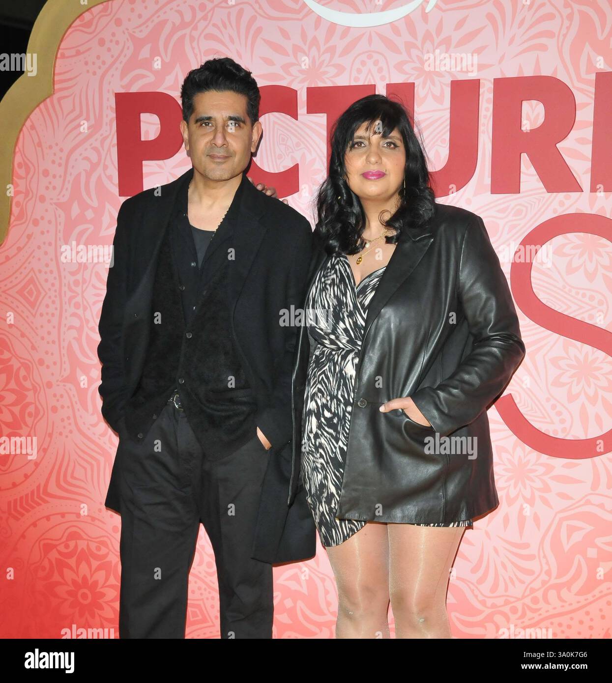 Nikita Lalwani (rechts) und Gast bei der „Picture This“-Weltfilmpremiere, Barbican Centre, Silk Street, am Montag, den 03. März 2025 in London, England, Stockfoto