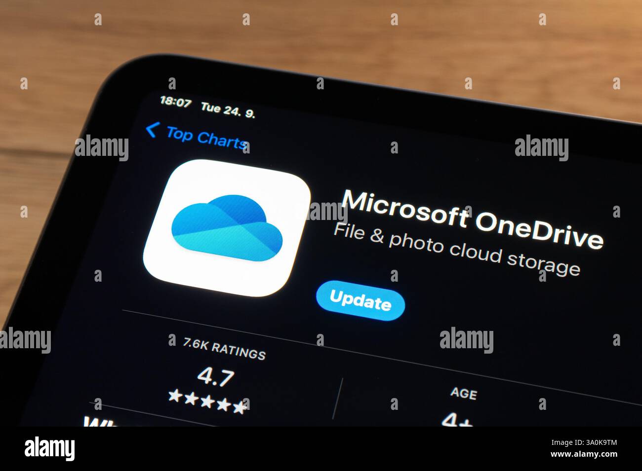 OSTRAVA, TSCHECHIEN – 24. SEPTEMBER 2024: Apple App Store mit OneDrive Cloud Service Mobile App auf iOS Smartphone Stockfoto