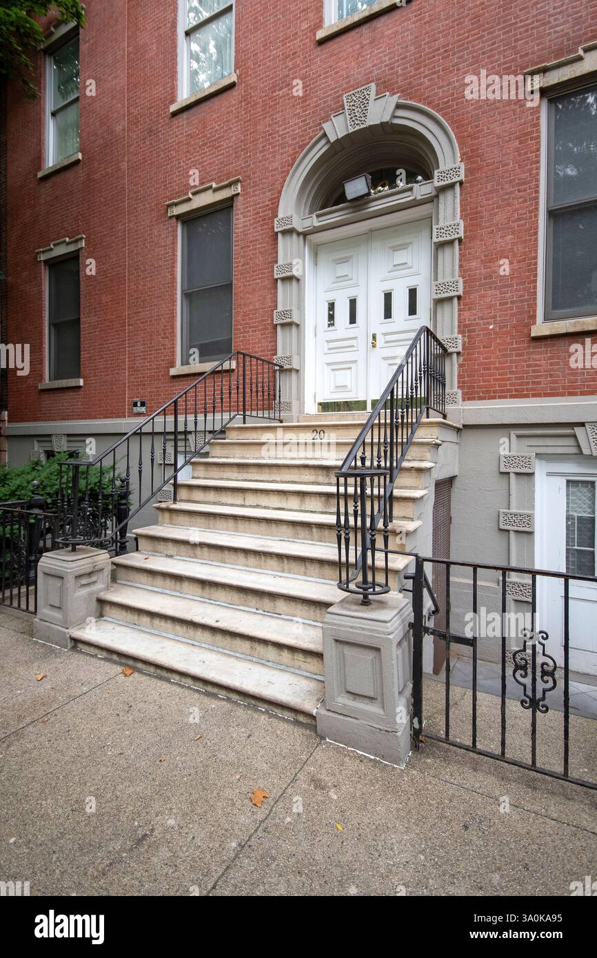 Typisches Haus mit Treppen in Greenwich Village, Manhattan, New York City, USA Stockfoto