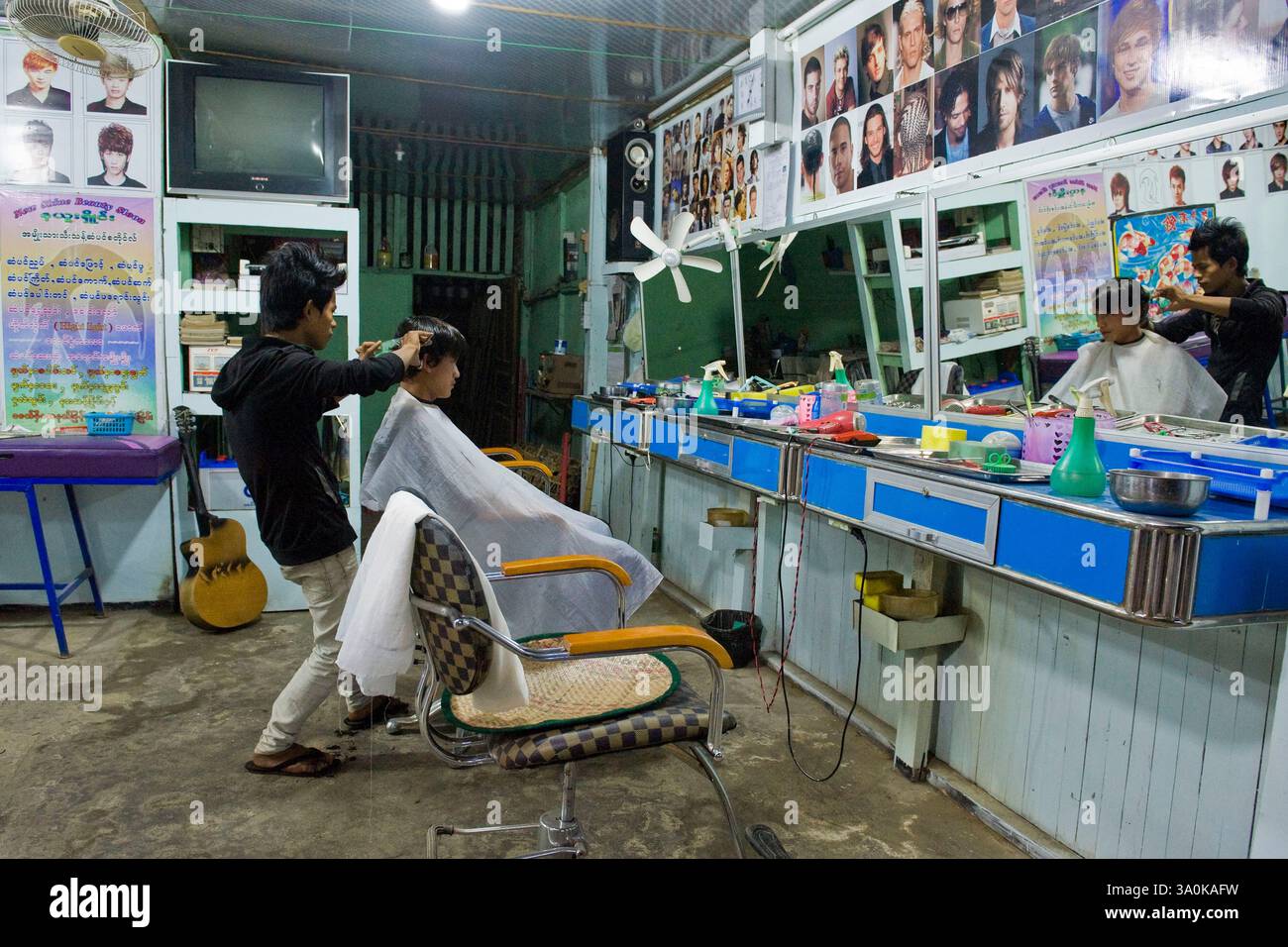 Myanmar, Tangoo, Friseur Stockfoto