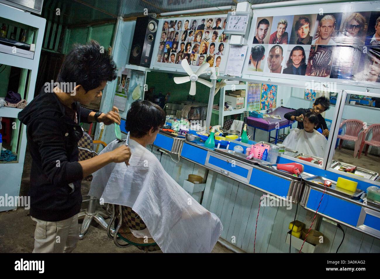 Myanmar, Tangoo, Friseur Stockfoto