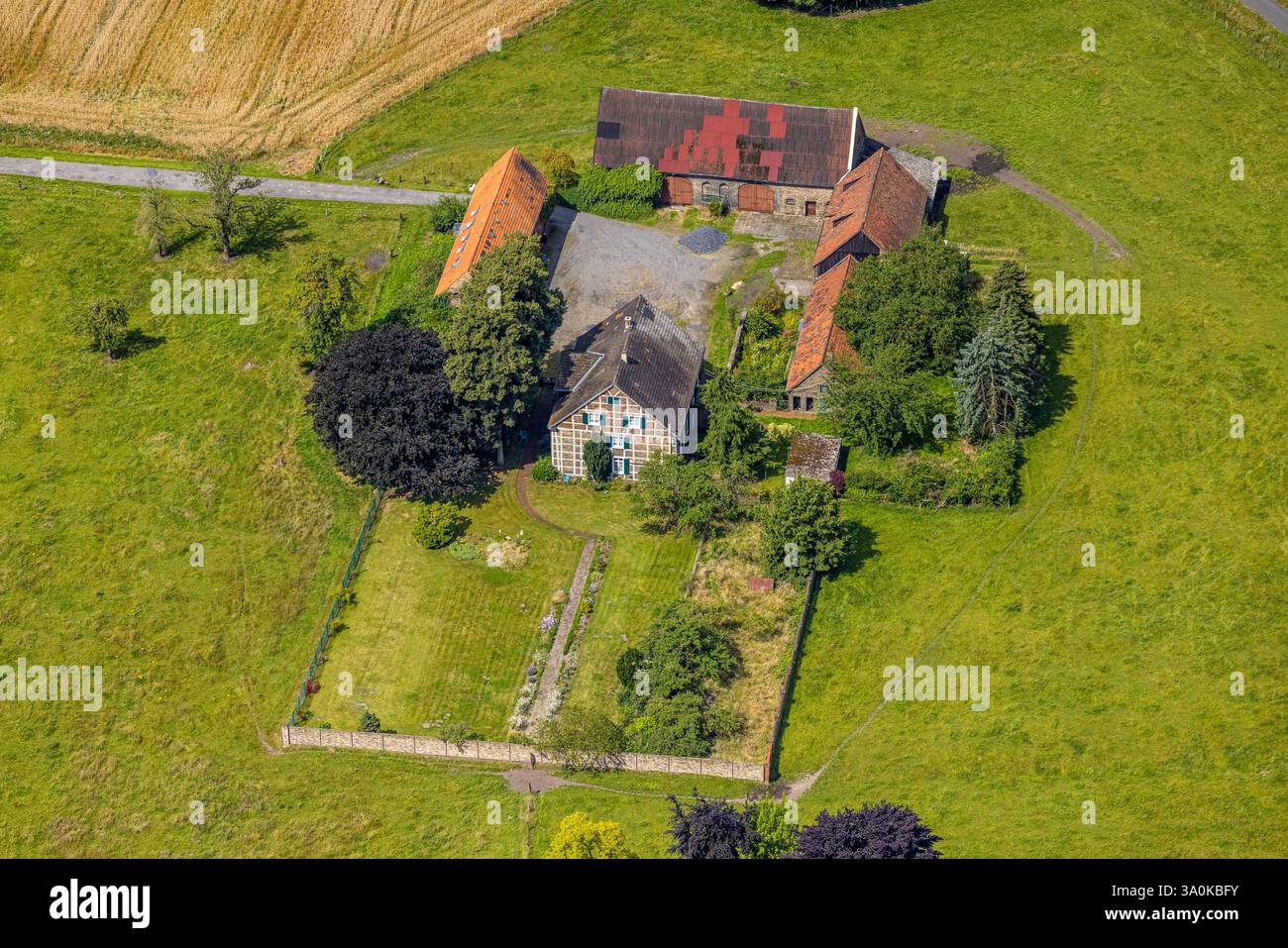 Luftsicht, Landwirtschaftsbetrieb an der Dortmunder Straße, Fachwerkhaus umgeben von Wiesen und Feldern, Bezirk Herringen, Hamm, Ruhrgebiet, Nord Stockfoto