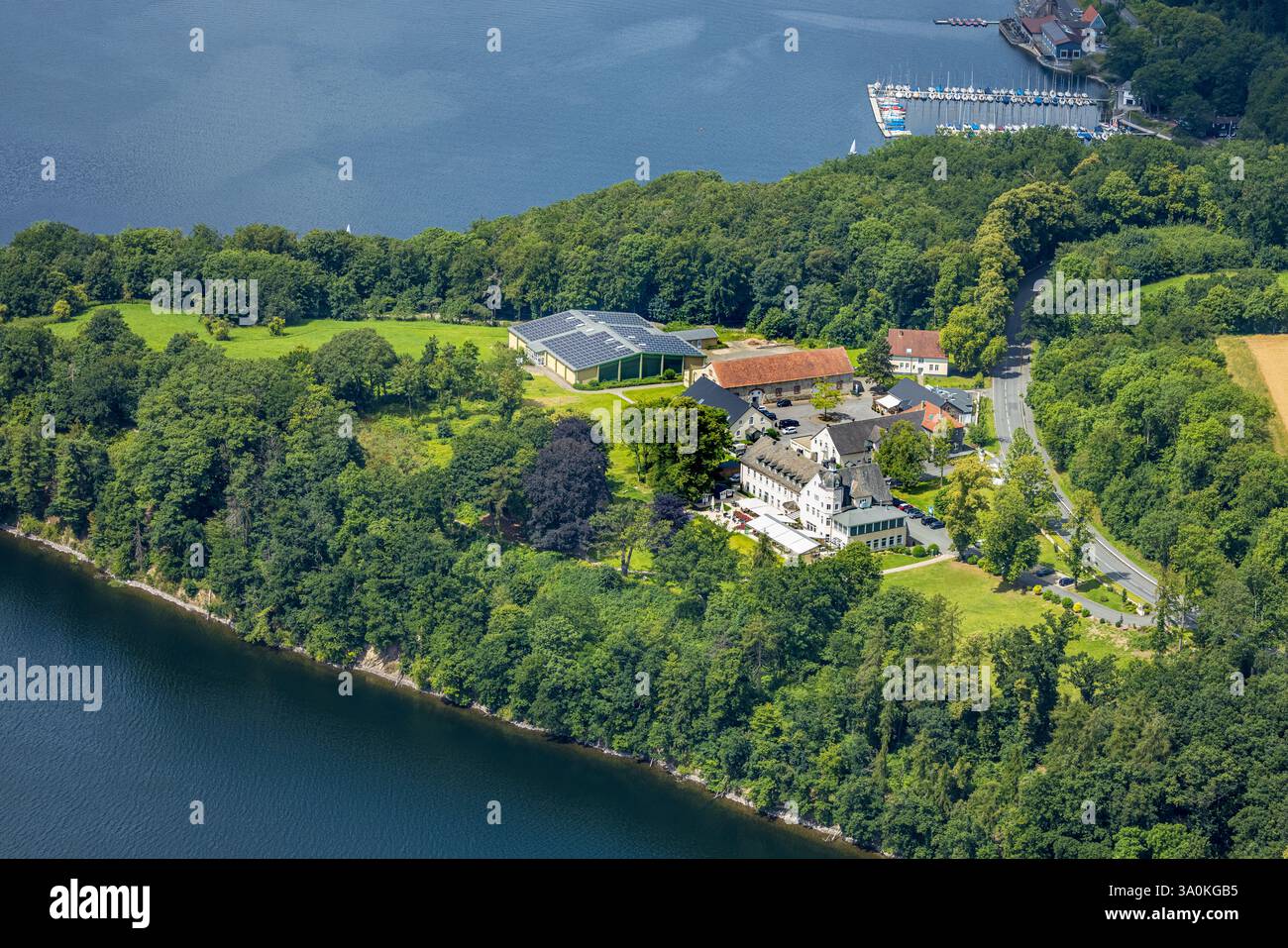 Luftblick, Landzunge am Möhnesee mit Hotel Haus Delecke, bewaldeter Uferbereich, Halle mit Sonnendach, Delecke, Möhnesee, Sauerland, Nordrhein Stockfoto