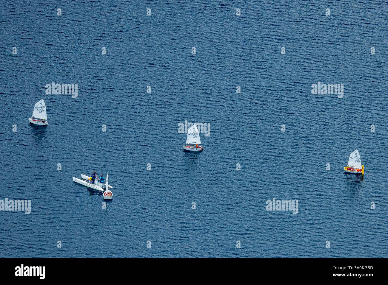 Luftaufnahme, Segelboote YCM Yachtclub Möhnesee e. V. und kleiner Katamaran auf der Möhnesee, Delecke, Möhnesee, Sauerland, Nordrhein-Westfalen, De Stockfoto