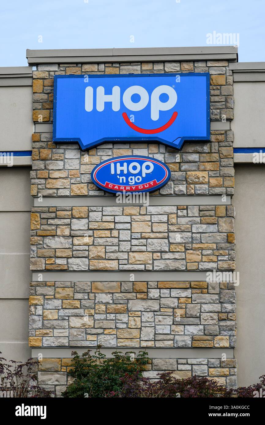 Marysville, WA, USA - 26. Februar 2025; Entworfene Steinmauer für das IHOP Restaurant mit Emblem für die Marke „make out“ Stockfoto