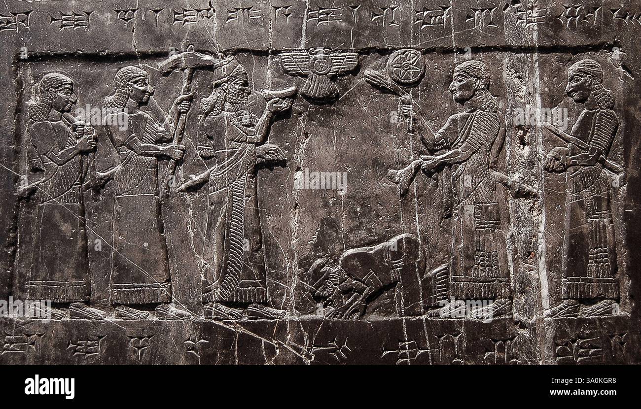 Der Schwarze Obelisk (825 v. Chr.), das älteste Artefakt eines Israeliten (vielleicht Jehu oder sein Botschafter, der sich vor Salmaneser III. Verbeugt). - Es ist ein Kalksteinbau, bedeckt mit Basreliefs aus Nimrud (dem alten Kahlu), im westlichen Irak - Stockfoto