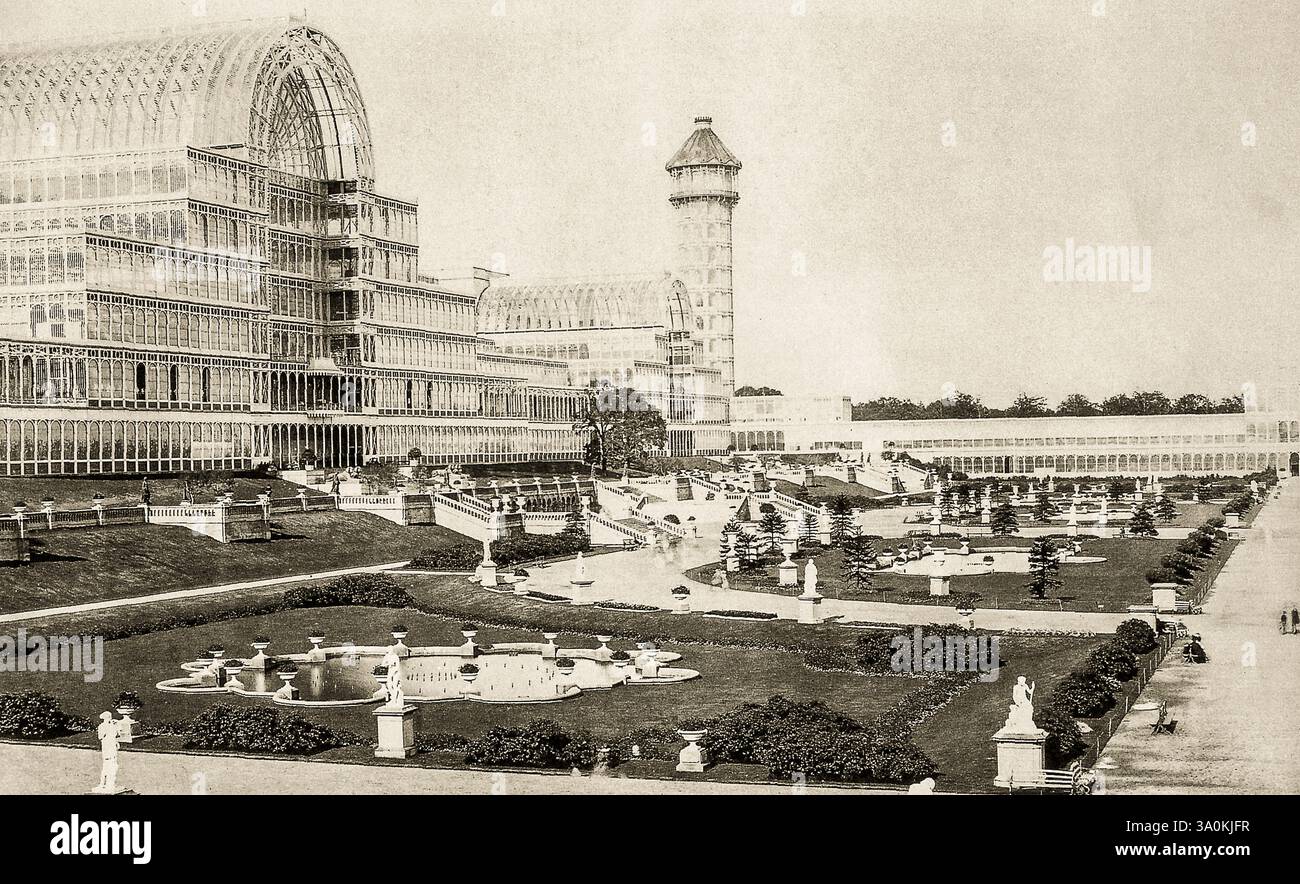 London – die erste Universalausstellung fand 1851 in London in einem großen Park im Zentrum der Stadt statt: Dem Hyde Park. Das Gebäude, in dem Tausende von Ausstellern untergebracht werden sollten (ca. 14.000!) Wurde Kristallpalast genannt, eine gigantische transparente Struktur aus Glas und Eisen. Stockfoto