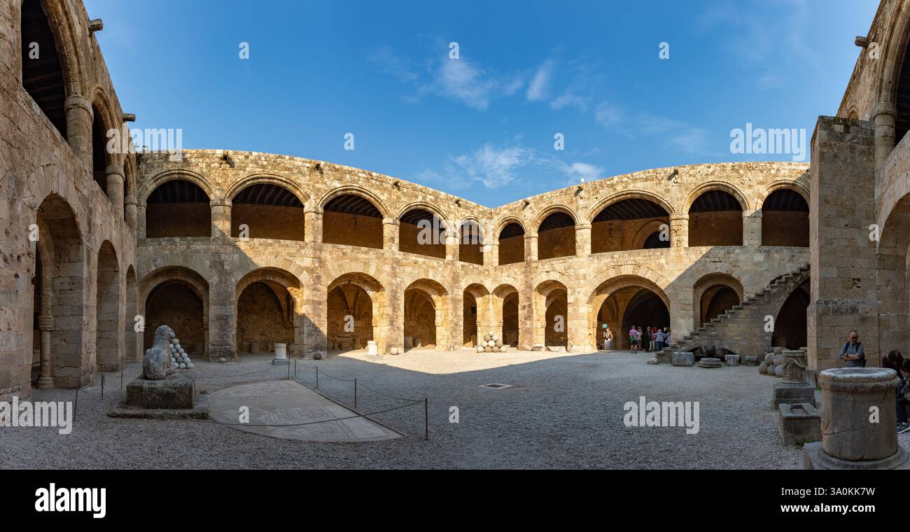 Ein Bild des Hofes im Archäologischen Museum von Rhodos. Stockfoto