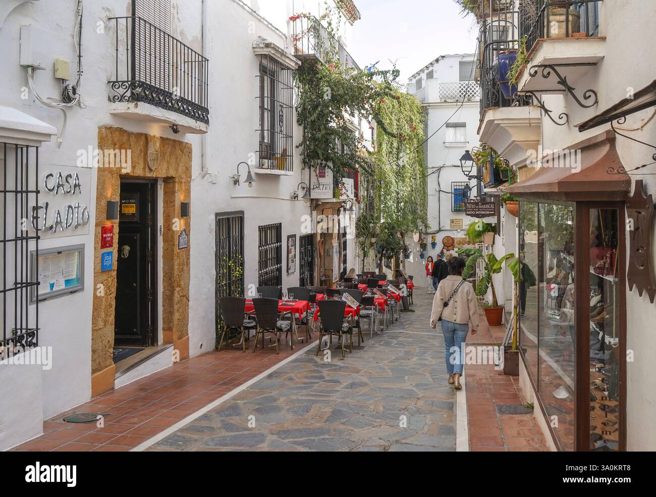 Blick auf die Straße mit Terrassen, Restaurants und Geschäften im alten Zentrum von Marbella, Costa del sol, Spanien. Stockfoto