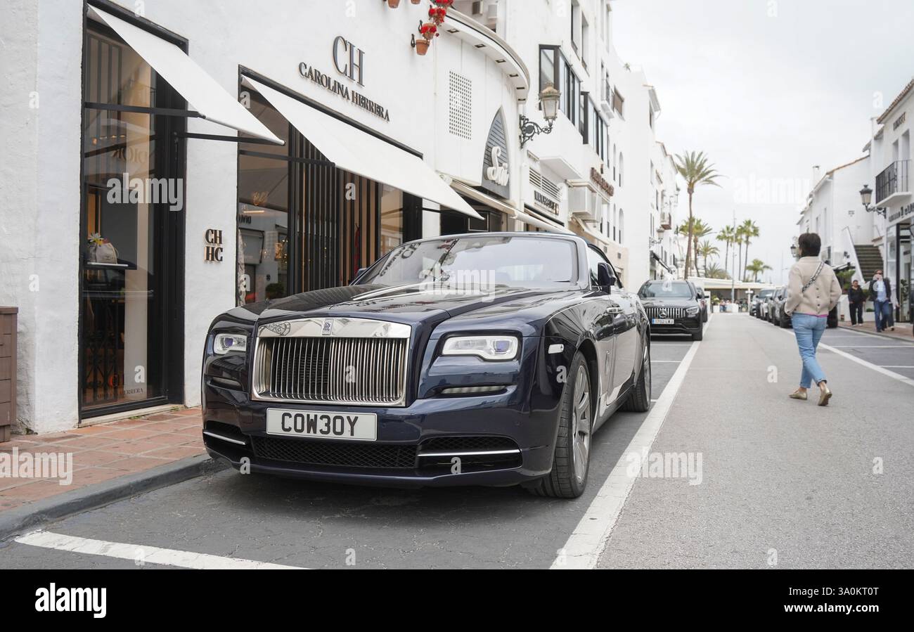 Rolls Royce Auto parkt, Designerläden, Puerto Banus, Marbella, Costa del Sol, Spanien. Stockfoto