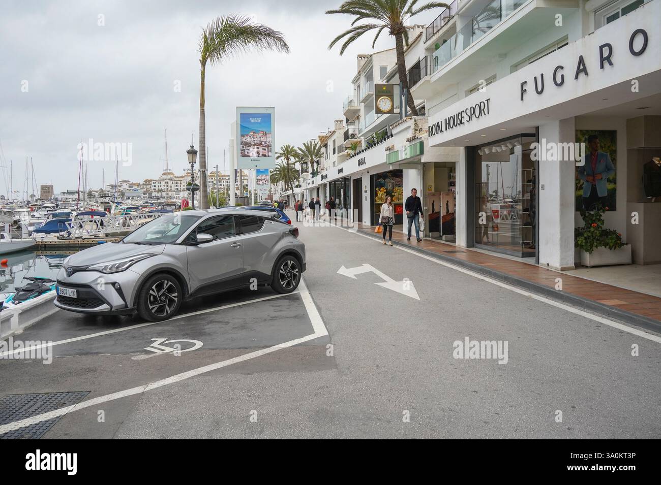 Marbella Spanien. Puerto Banús, luxuriöser Yachthafen, hochwertige Designerläden, Marbella, Costa del sol, Andalusien, Spanien. Stockfoto