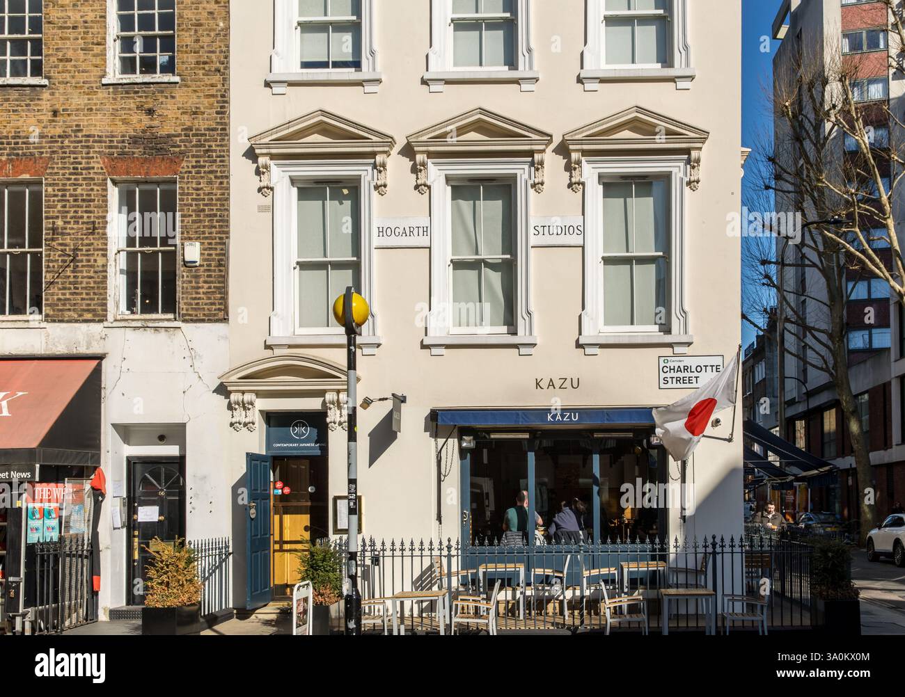 Kazu Restaurant Charlotte Street, London mit Hogath Studios oben. Stockfoto