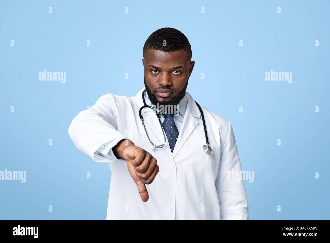 Wütend junge schwarze Arzt mit Daumen nach unten Stockfoto
