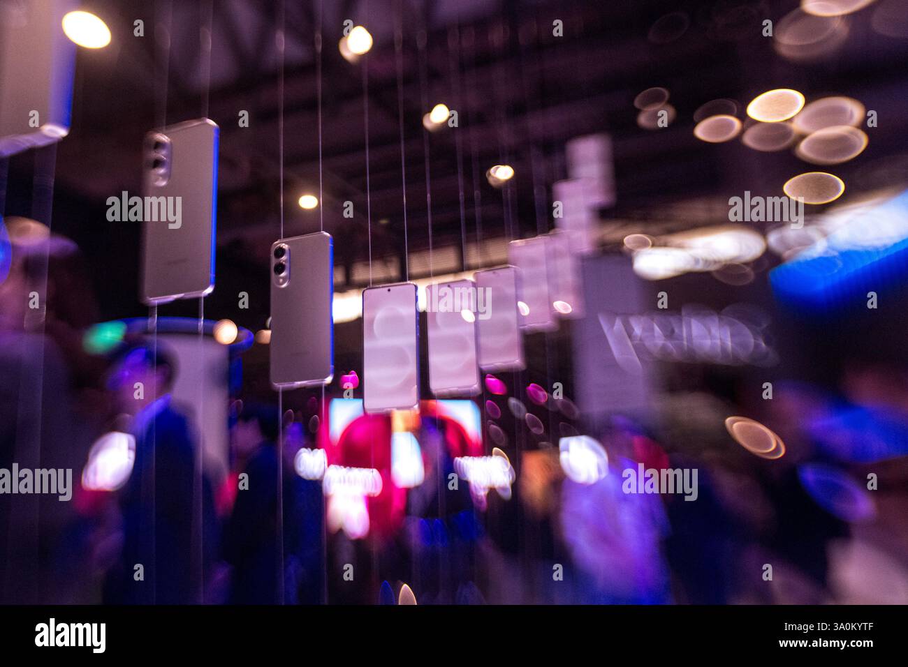 Barcelona, Spanien. März 2025. Galaxy S25-Geräte sind auf dem Mobile World Congress 2025 in Barcelona am Stand VON SAMSUNG vertreten, einer der wichtigsten Veranstaltungen für Mobiltechnologien und einer Startplattform für Smartphones, zukünftige Technologien, Geräte und Peripheriegeräte. Quelle: Matthias Oesterle/Alamy Live News Stockfoto