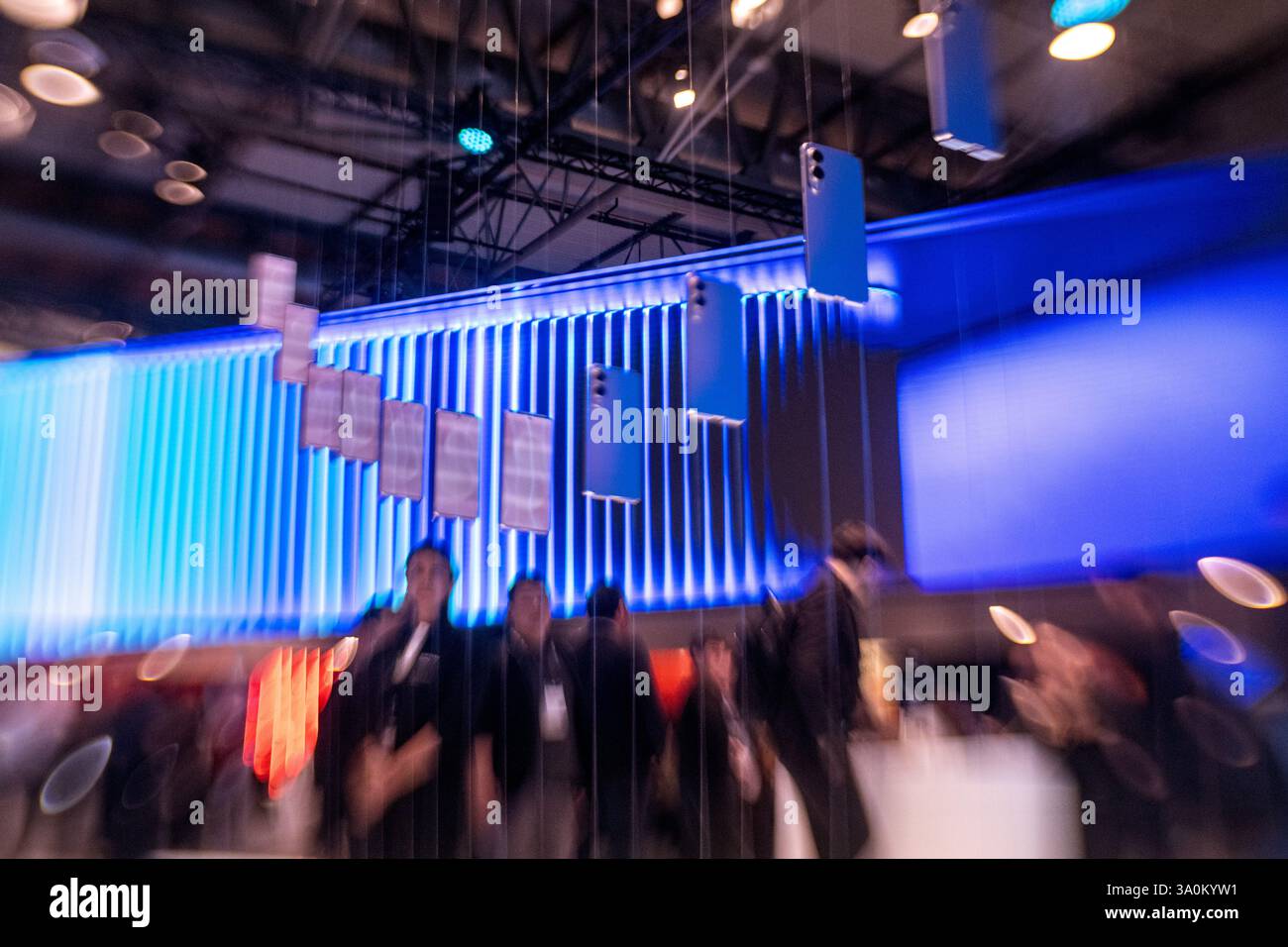 Barcelona, Spanien. März 2025. Galaxy S25-Geräte sind auf dem Mobile World Congress 2025 in Barcelona am Stand VON SAMSUNG vertreten, einer der wichtigsten Veranstaltungen für Mobiltechnologien und einer Startplattform für Smartphones, zukünftige Technologien, Geräte und Peripheriegeräte. Quelle: Matthias Oesterle/Alamy Live News Stockfoto