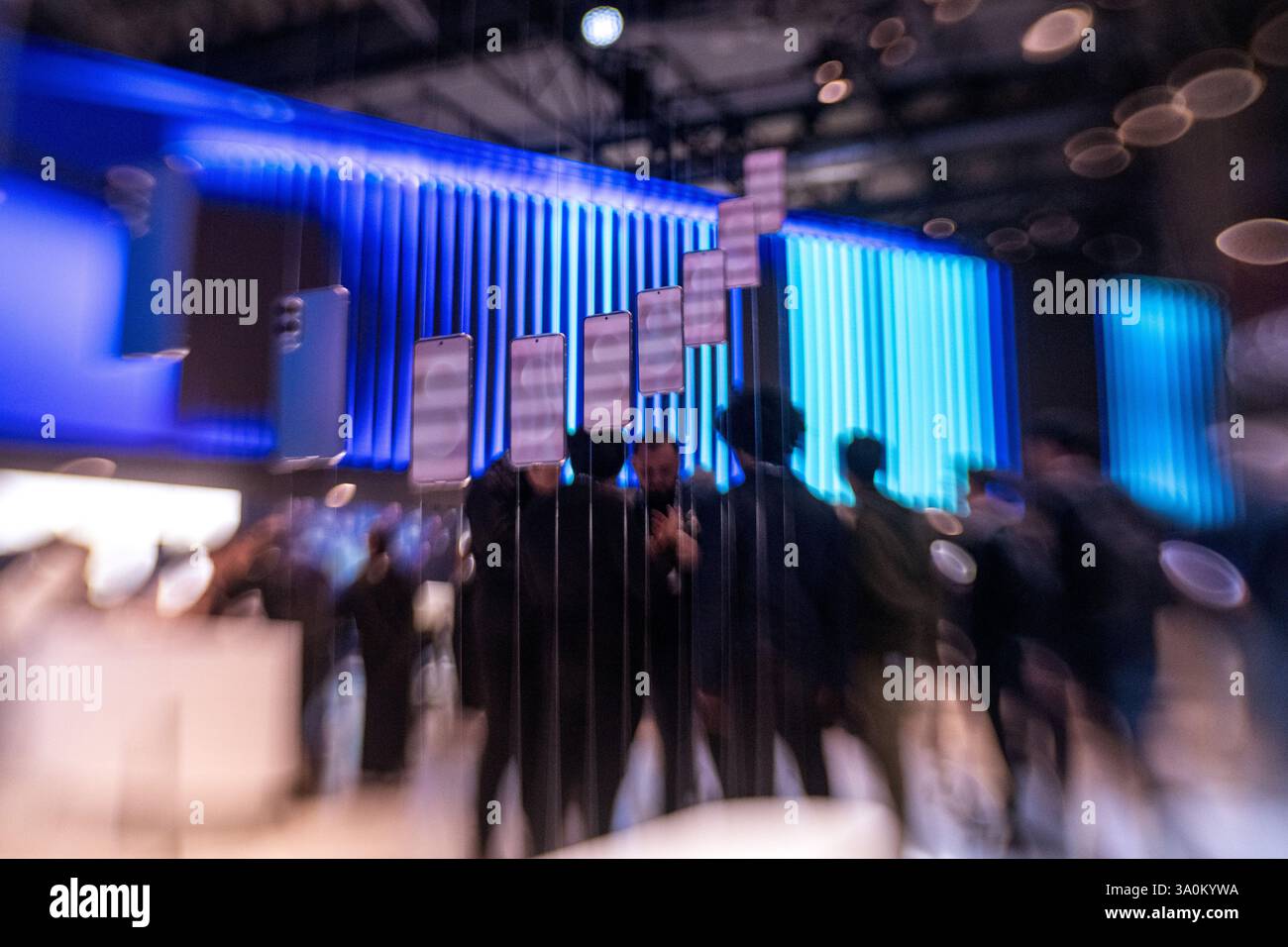 Barcelona, Spanien. März 2025. Galaxy S25-Geräte sind auf dem Mobile World Congress 2025 in Barcelona am Stand VON SAMSUNG vertreten, einer der wichtigsten Veranstaltungen für Mobiltechnologien und einer Startplattform für Smartphones, zukünftige Technologien, Geräte und Peripheriegeräte. Quelle: Matthias Oesterle/Alamy Live News Stockfoto