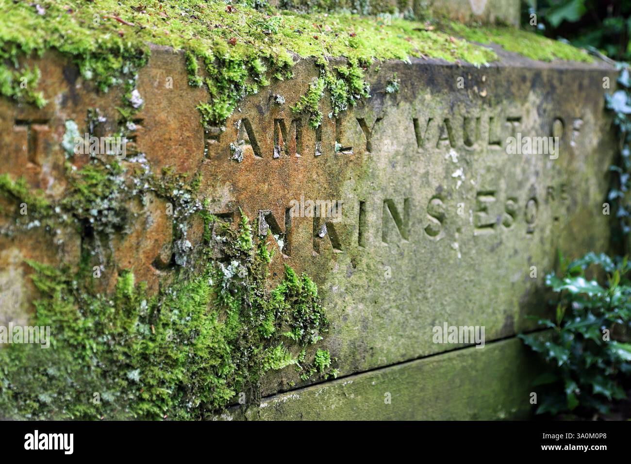 Moosbedeckter Familiengrab auf dem Highgate Cemetery, London Stockfoto