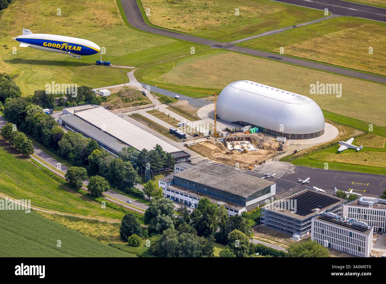 Luftaufnahme, Flughafen Essen/Mülheim, Flughafen Essen/Mülheim, Baustelle neben dem Luftschiffshangar, Zeppelin Goodyear, Holthausen - Südosten, Mü Stockfoto