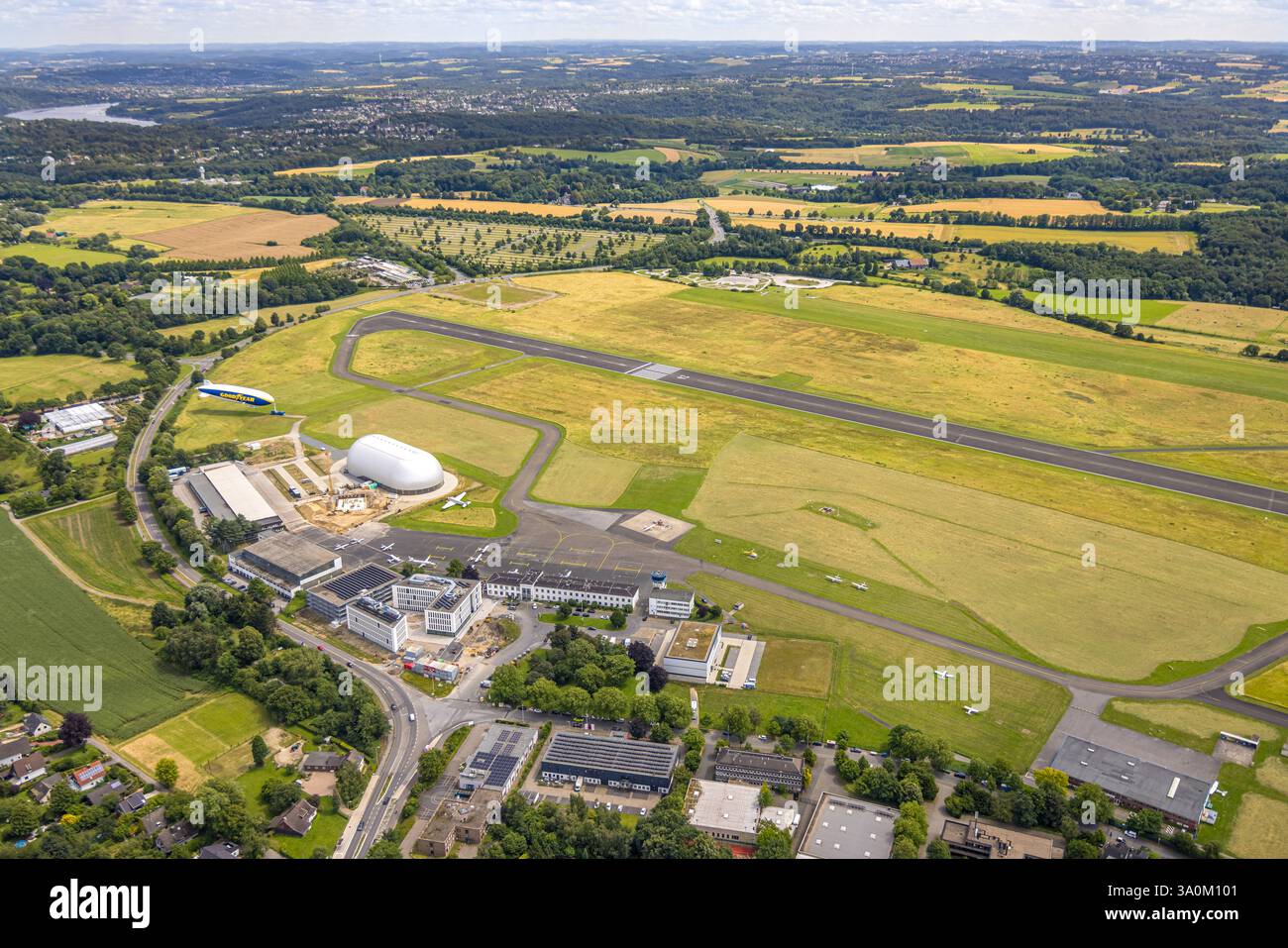 Luftaufnahme, Flughafen Essen/Mülheim, Landebahn und Landebahn, Baustelle neben dem Luftschiffhangarm und Zeppelin Goodyear, Baustelle an Stockfoto