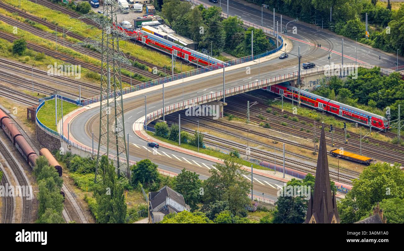 Luftaufnahme, gekrümmte Straßenbrücke Oberhausener Straße B223 über Bahngleise mit S-Bahn, Altstadt II, Mülheim an der Ruhr, Ruhrgebiet, Nordrhein-WE Stockfoto