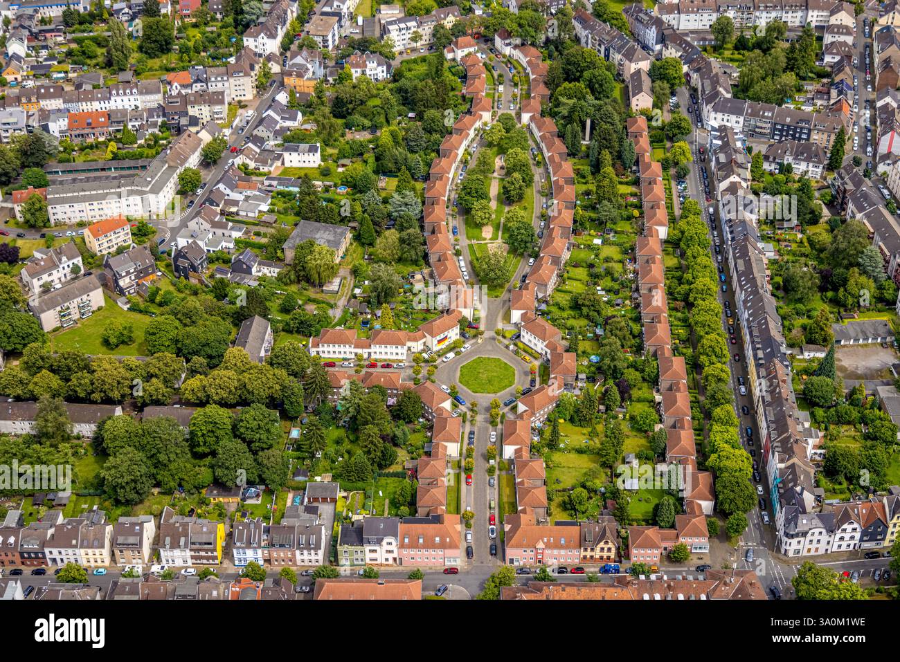 Ovales Wohngut, Reihenhäuser mit roten Dächern an der Salierstraße, parkähnlicher Innenbereich und Sailerstrasse Platz, Broich, Mülheim an der Ruhr, Ruhr Stockfoto