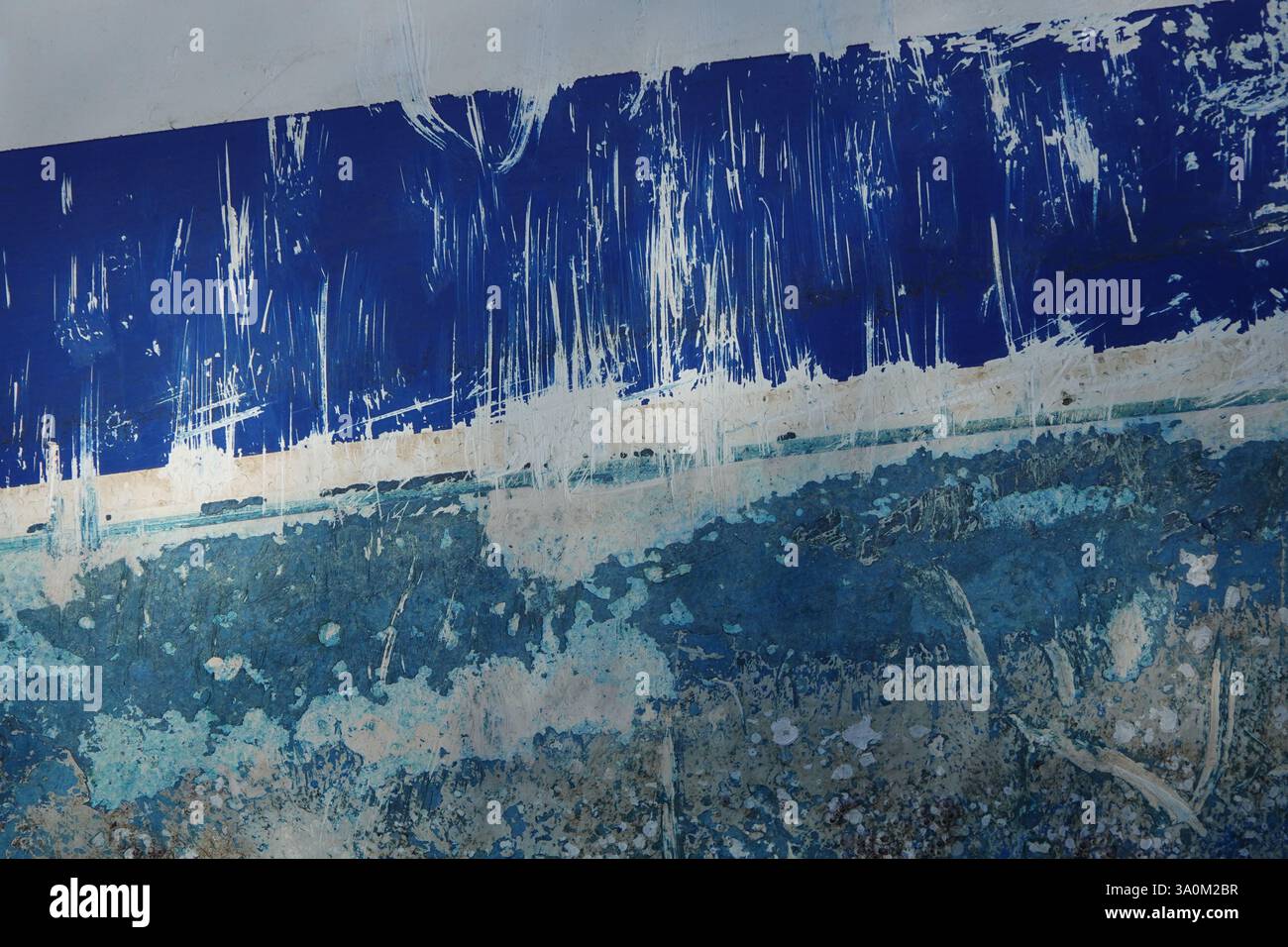 Eine abstrakte Ansicht der im Laufe der Zeit verwitterten Farbe, die einem Gemälde ähnelt. Stockfoto