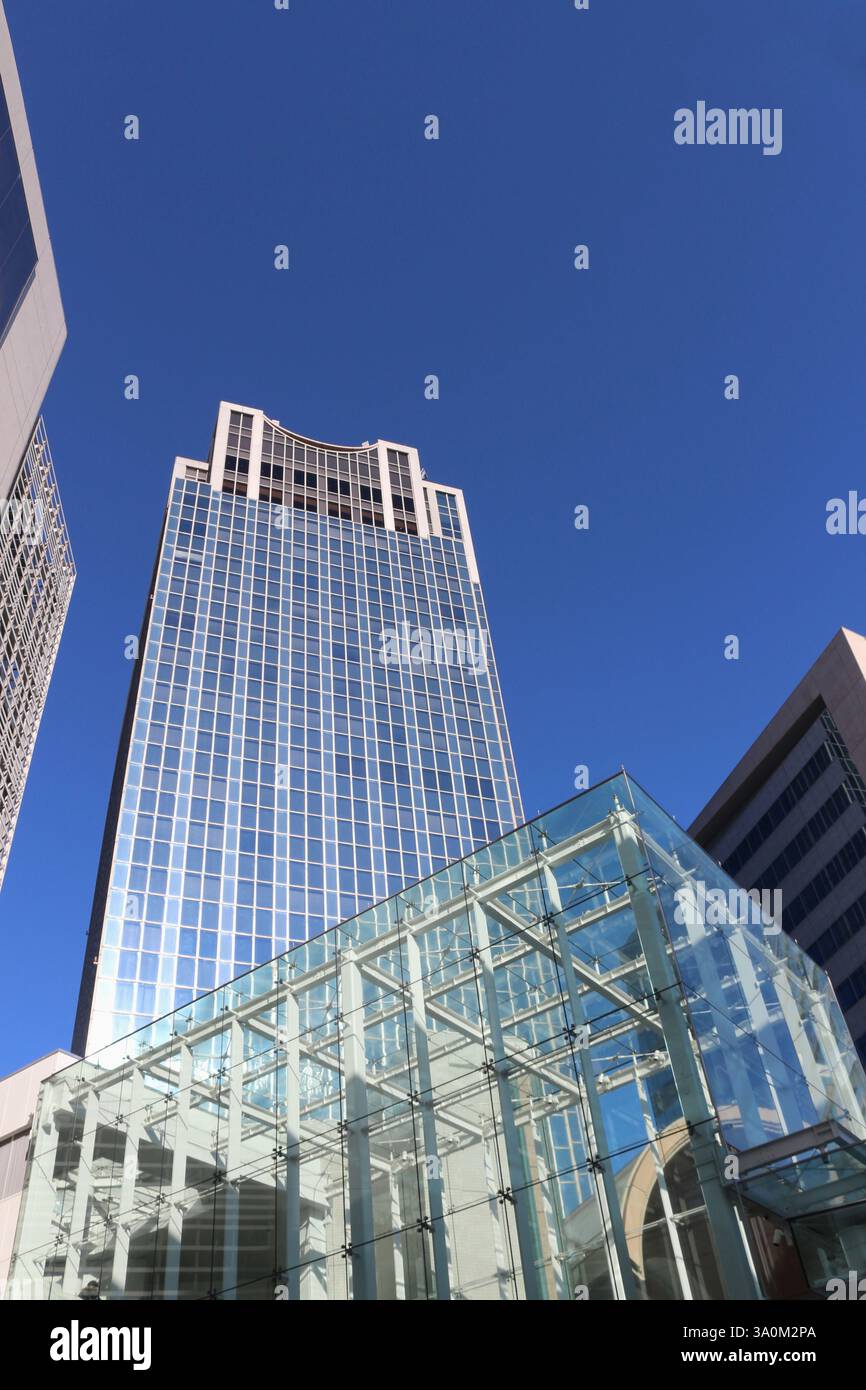 Ein Gebäude aus einem niedrigen Winkel Stockfoto