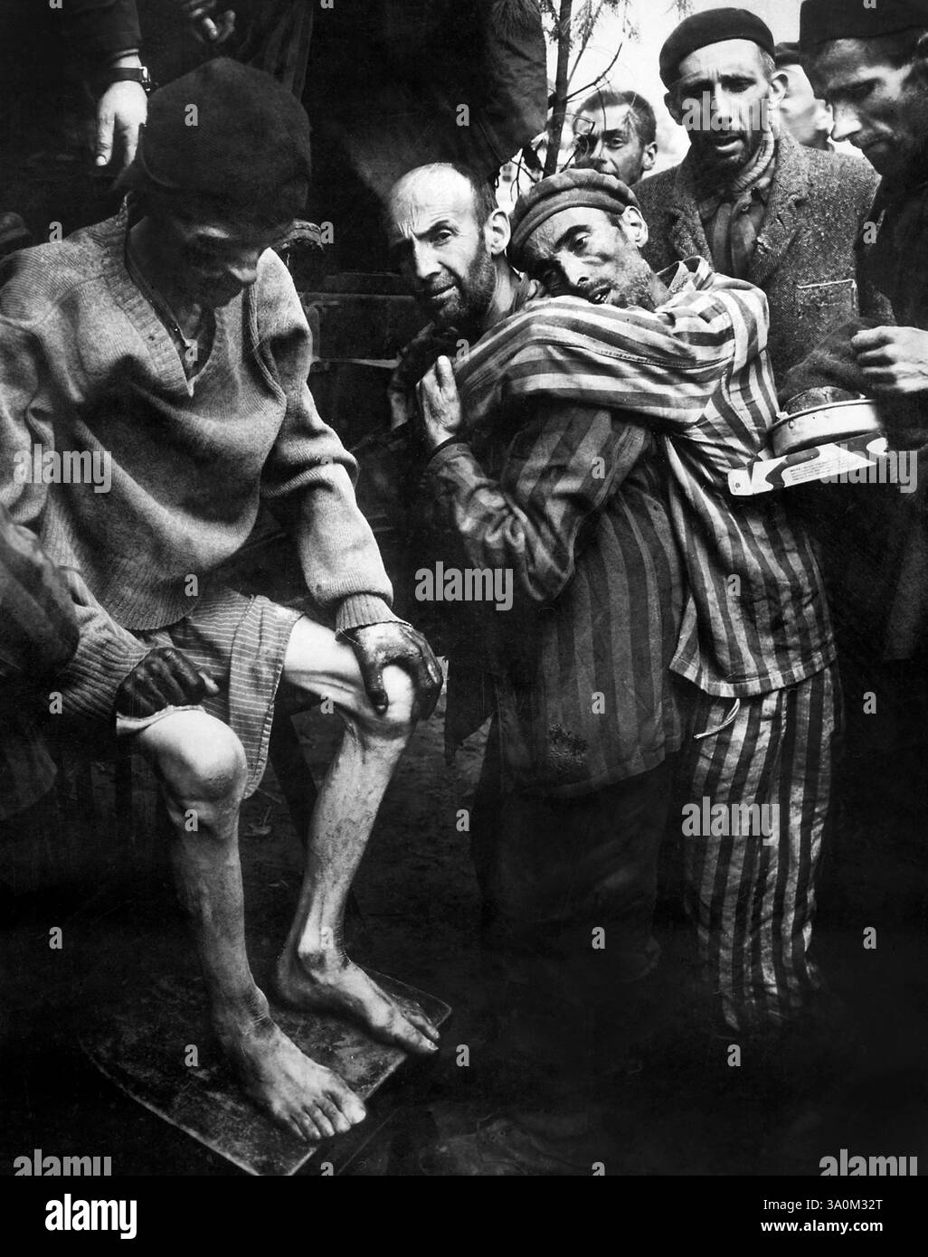 Gefangene aus dem Konzentrationslager Wobbelin, die nach der Gefangennahme durch Truppen in ein Krankenhaus gebracht wurden, um medizinische Versorgung zu erhalten, nachdem sie von den Truppen gefangen genommen worden waren, US 82nd Airborne Division, Wobbelin, Deutschland, US Army Signal Corps, 4. Mai 1945 Stockfoto