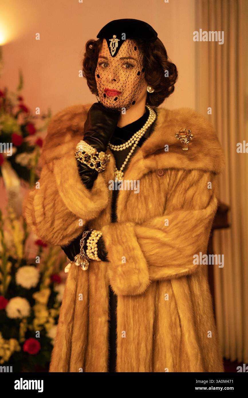 ERSCHEINUNGSDATUM: 21. Mai 2025. TITEL: Die Altoritter. STUDIO: Warner Bros. REGIE: Barry Levinson. HANDLUNG: Vito Genovese und Frank Costello, ein Paar italienischer Amerikaner, die Mitte des 20. Jahrhunderts zwei getrennte Verbrecherfamilien führen. Genovese versuchte 1957, Costello zu ermorden, obwohl Costello sich aus dem Mob zurückzog. DEBRA SPIELT Bobbie Costello. (Credit Image: © Warner Bros/Entertainment Pictures/ZUMAPRESS.com) NUR REDAKTIONELLE VERWENDUNG! Nicht für kommerzielle ZWECKE! Stockfoto