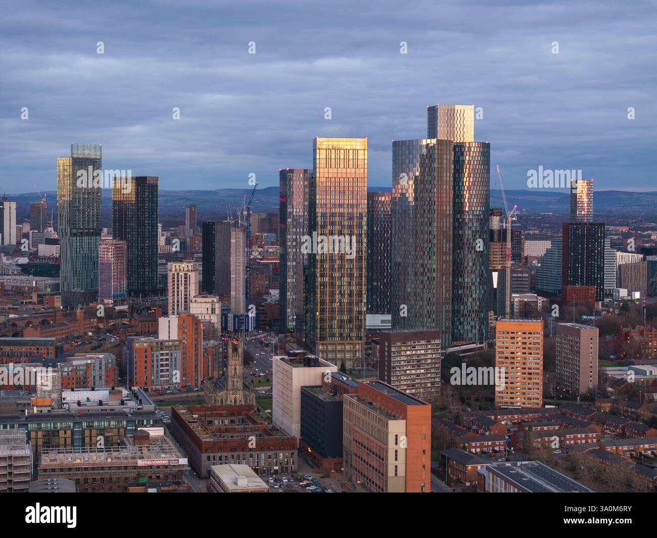 Ein lebhafter Blick auf die Skyline von Manchester mit den Gebäuden am Deansgate Square bei Sonnenuntergang, die die architektonische Entwicklung der Stadt verdeutlichen. Stockfoto
