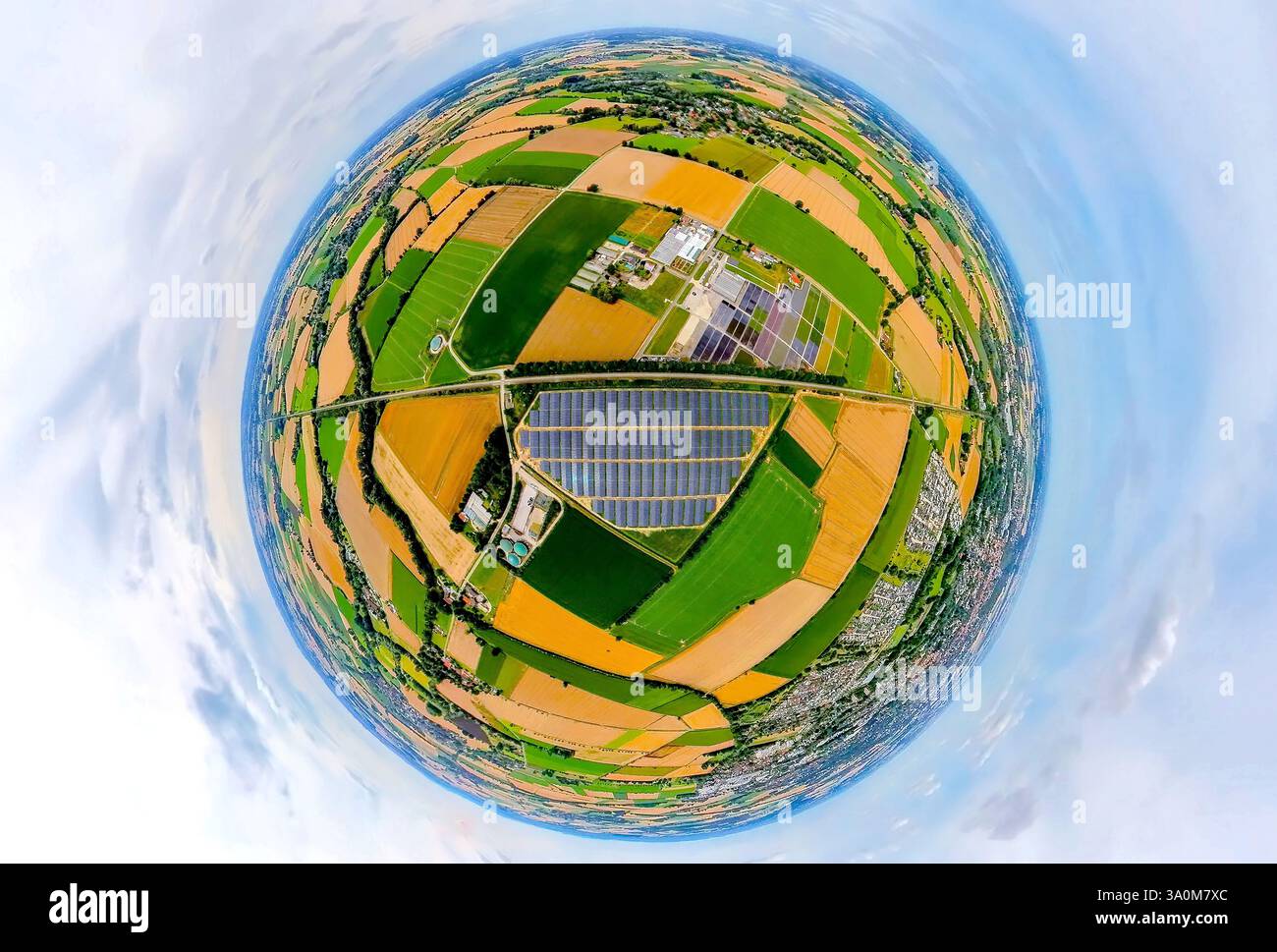Luftaufnahme, Solarpark Photovoltaik Anlage Stemweg, Biogasanlage, Blumen Orchideen Röhl Gewächshäuser und Anbau, umgeben von Wiesen und Feldern, Stockfoto