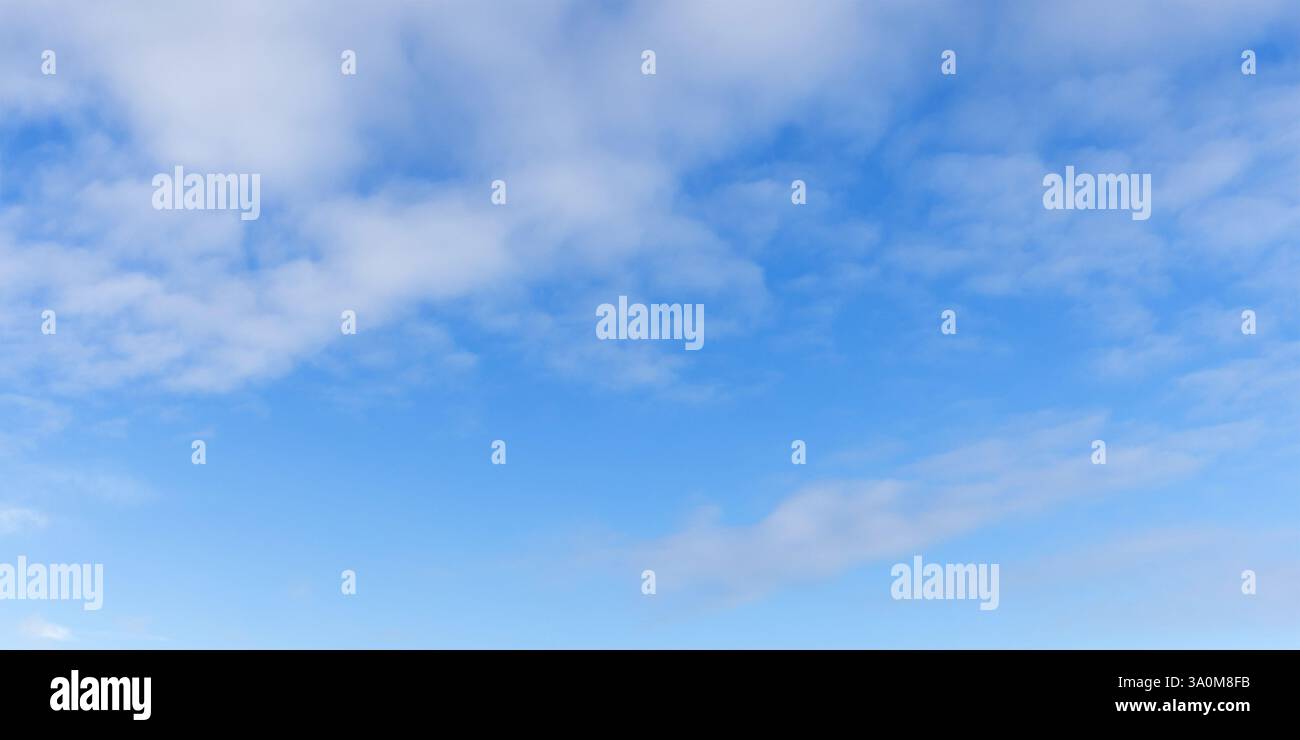 Heller, lebendiger Blick auf den klaren blauen Himmel mit verstreuten flauschigen weißen Wolken unter Sonnenlicht. Hintergrundfotostruktur Stockfoto