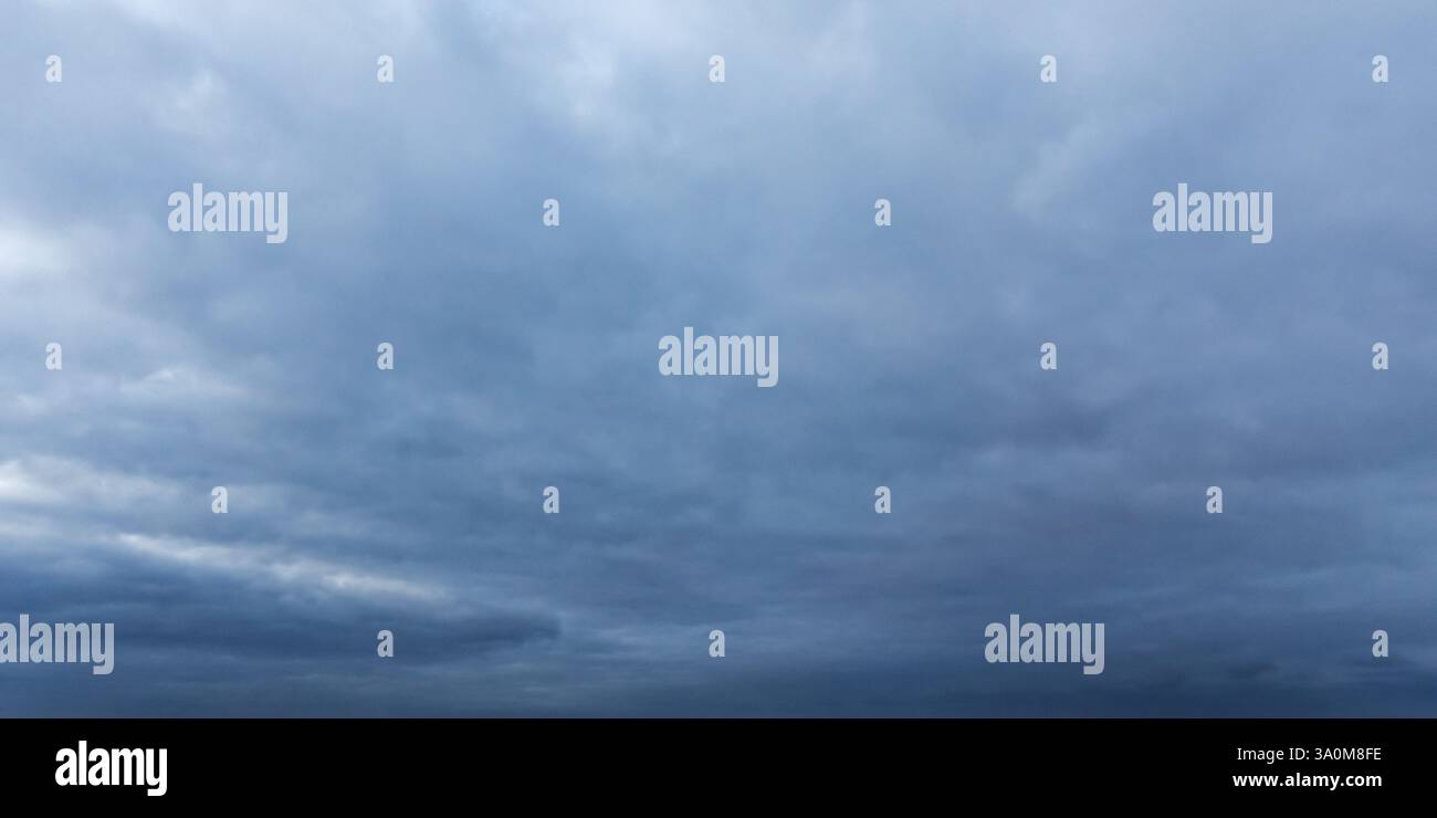 Sanfte und weiche Wolken bedecken den dunklen Himmel und schaffen ein Gefühl der Ruhe und der Introspektion. Ein friedliches Bild, ideal für Natur, Wetter und Ruhe Stockfoto
