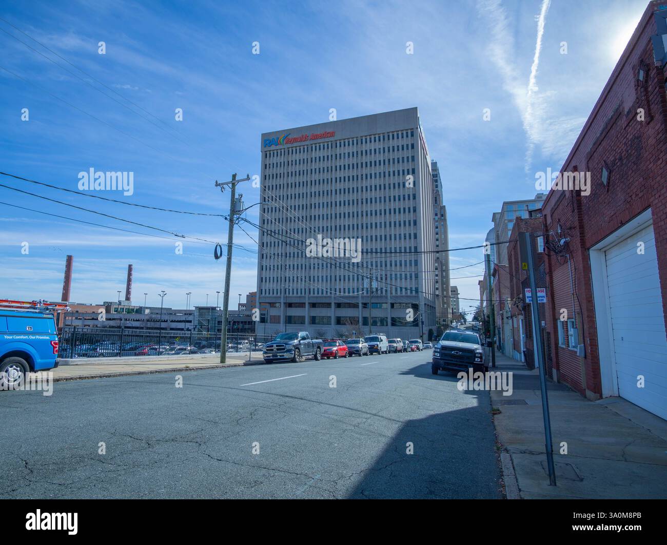 Das Reynolds American Building erhebt sich über der Main Street im Zentrum von Winston-Salem, North Carolina. Dezember 2021. Stockfoto