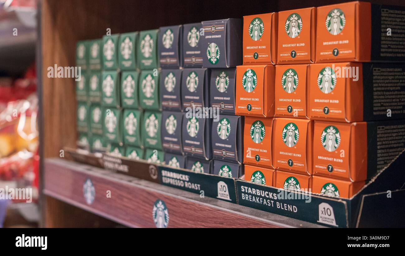 Kopenhagen, Dänemark - 13. September 2024 - Starbucks-Frühstückspads auf dem Regal des Lebensmittelgeschäfts. Stockfoto