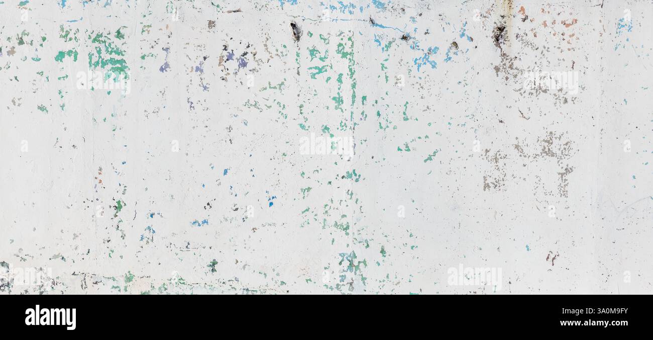 Nahaufnahme einer verwitterten Wand mit weißer und grüner Farbe, abstrakte Texturen und organische Muster, ideal für Hintergründe Stockfoto