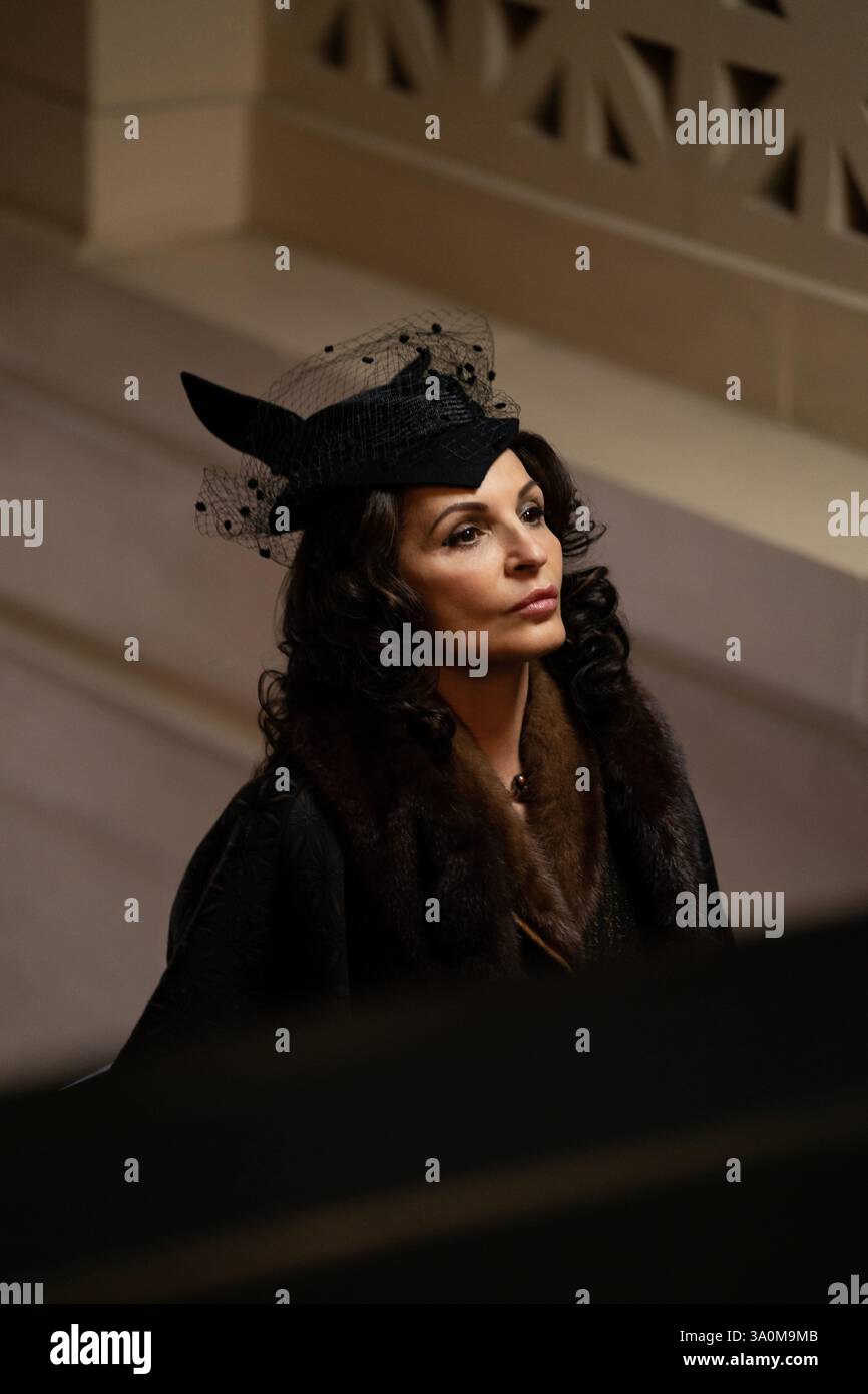 ERSCHEINUNGSDATUM: 21. Mai 2025. TITEL: Die Altoritter. STUDIO: Warner Bros. REGIE: Barry Levinson. HANDLUNG: Vito Genovese und Frank Costello, ein Paar italienischer Amerikaner, die Mitte des 20. Jahrhunderts zwei getrennte Verbrecherfamilien führen. Genovese versuchte 1957, Costello zu ermorden, obwohl Costello sich aus dem Mob zurückzog. HAUPTROLLE: KATHRINE NARDUCCI als Anna Genovese. (Credit Image: © Warner Bros/Entertainment Pictures/ZUMAPRESS.com) NUR REDAKTIONELLE VERWENDUNG! Nicht für kommerzielle ZWECKE! Stockfoto