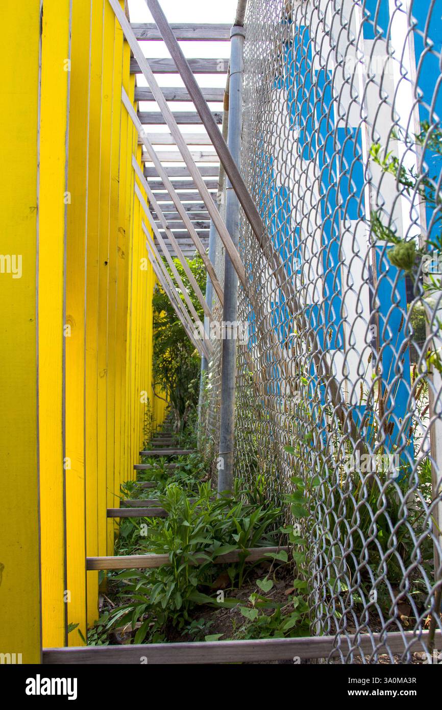 Farbenfrohe Kunstinstallation und Graffiti im East River Park, NYC vor dem modernen Bau Stockfoto